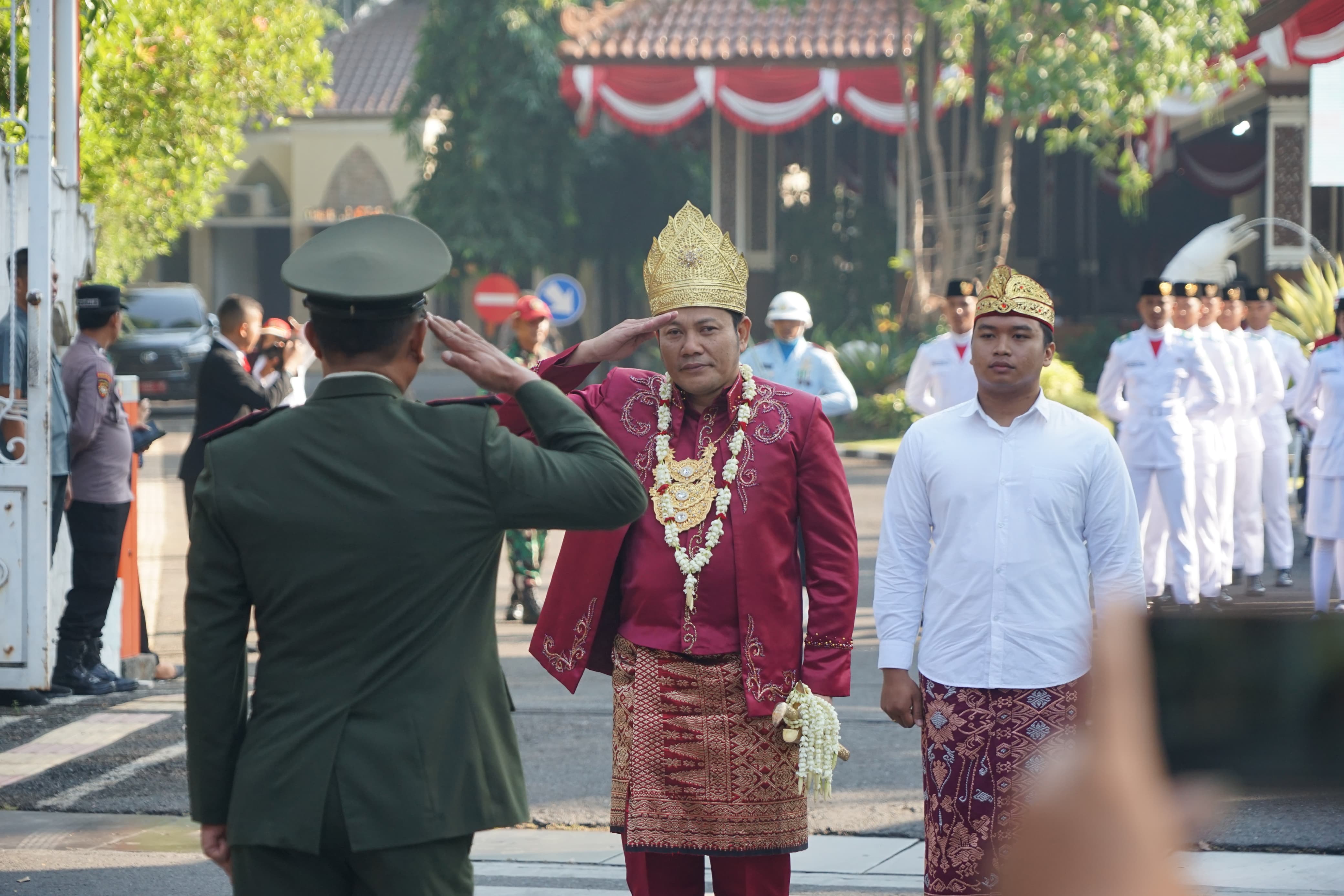 GAGAH : Plt Bupati Sidoarjo saat akan melaksanakan upacara HUT RI ke-79. (FOTO HUMAS DISKOMINFO)