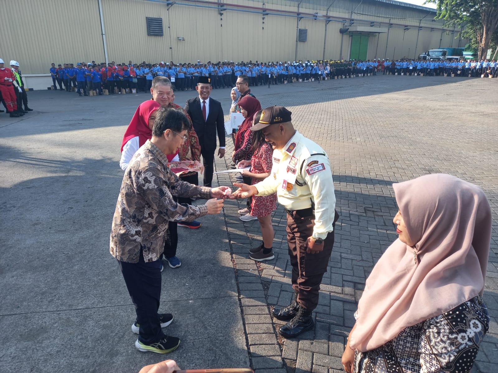 APRESIASI : Pemberian sertifikat dan pin emas kepada perwakilan pekerja dalam kegiatan upacara HUT RI ke-79. (IST)  &nbsp;