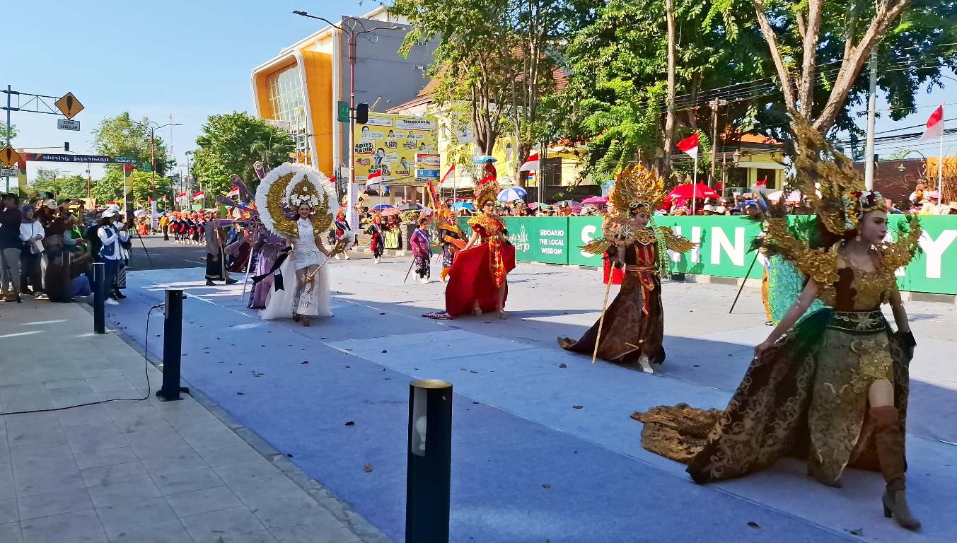MERIAH : Peserta karnaval Shining Jayandaru (FOTO-FOTO : M SAIFUL ROHMAN/RADAR SIDOARJO)