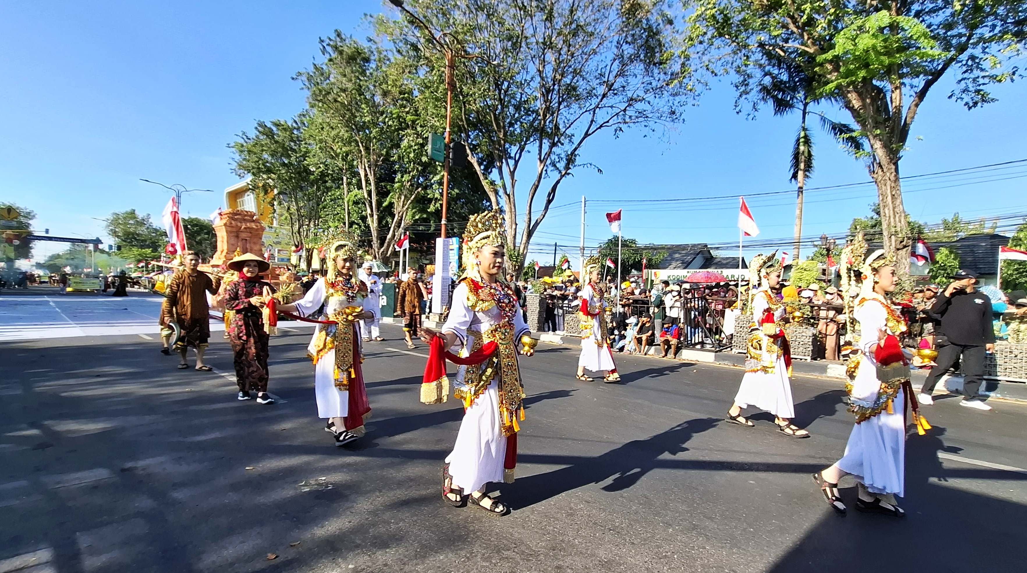 CANTIK : Peserta karnaval Shining Jayandaru.