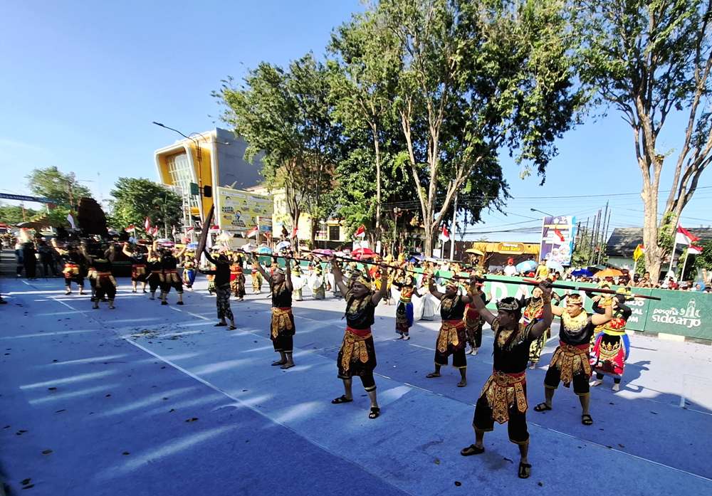 GAGAH : Peserta karnaval Shining Jayandaru.