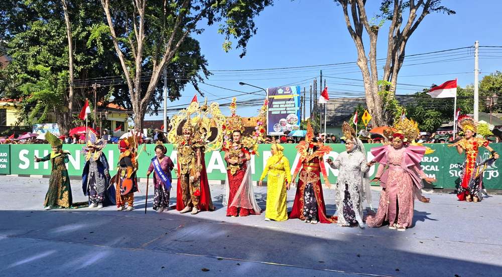 KOSTUM BERAGAM : Peserta karnaval Shining Jayandaru.