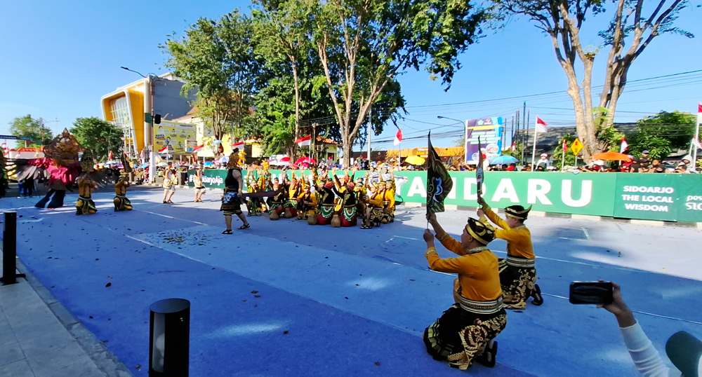 KOMPAK : Peserta karnaval Shining Jayandaru.