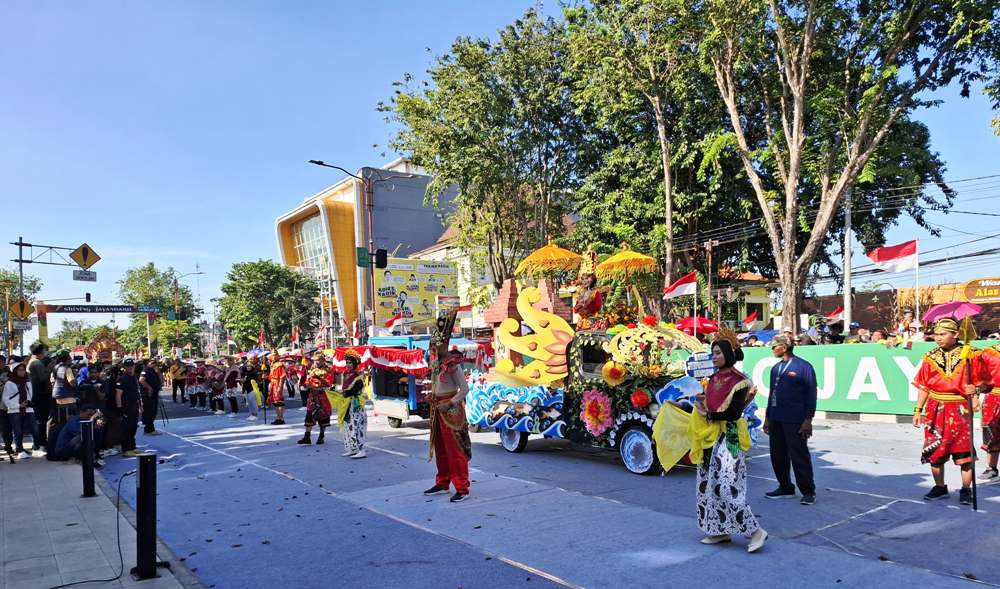 KREATIF : Peserta karnaval Shining Jayandaru.