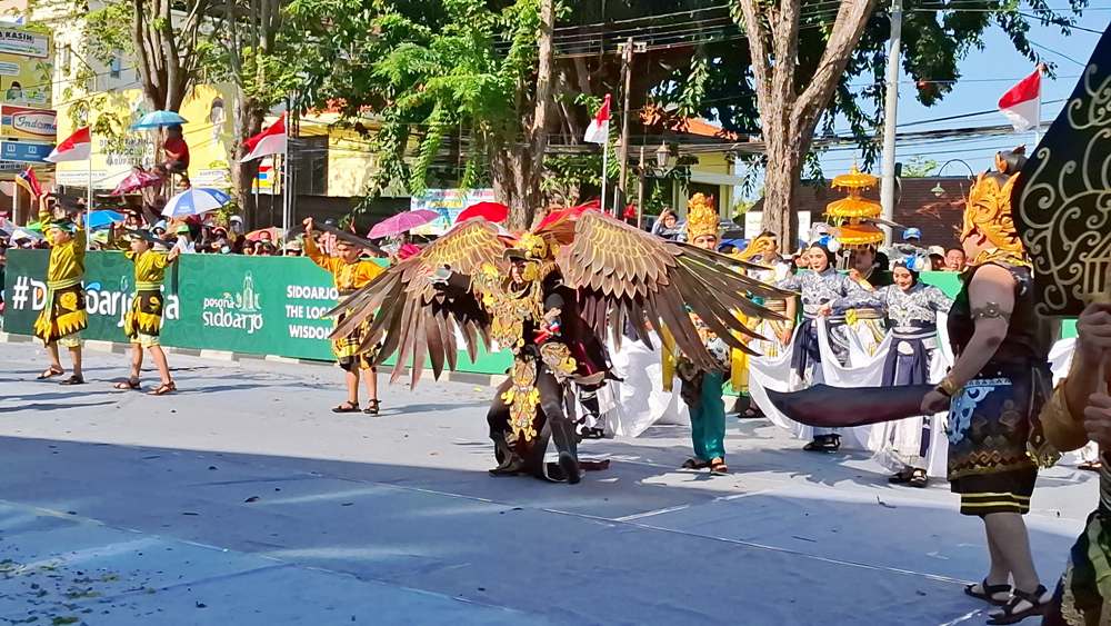 GARUDA : Peserta karnaval Shining Jayandaru.
