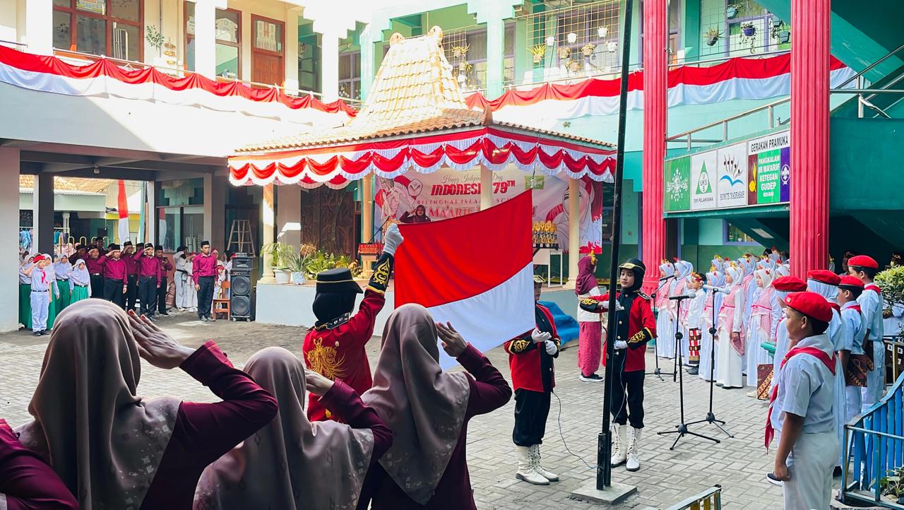 KHIDMAT : Prosesi pengibaran bendera yang dilakukan siswa MI Ma