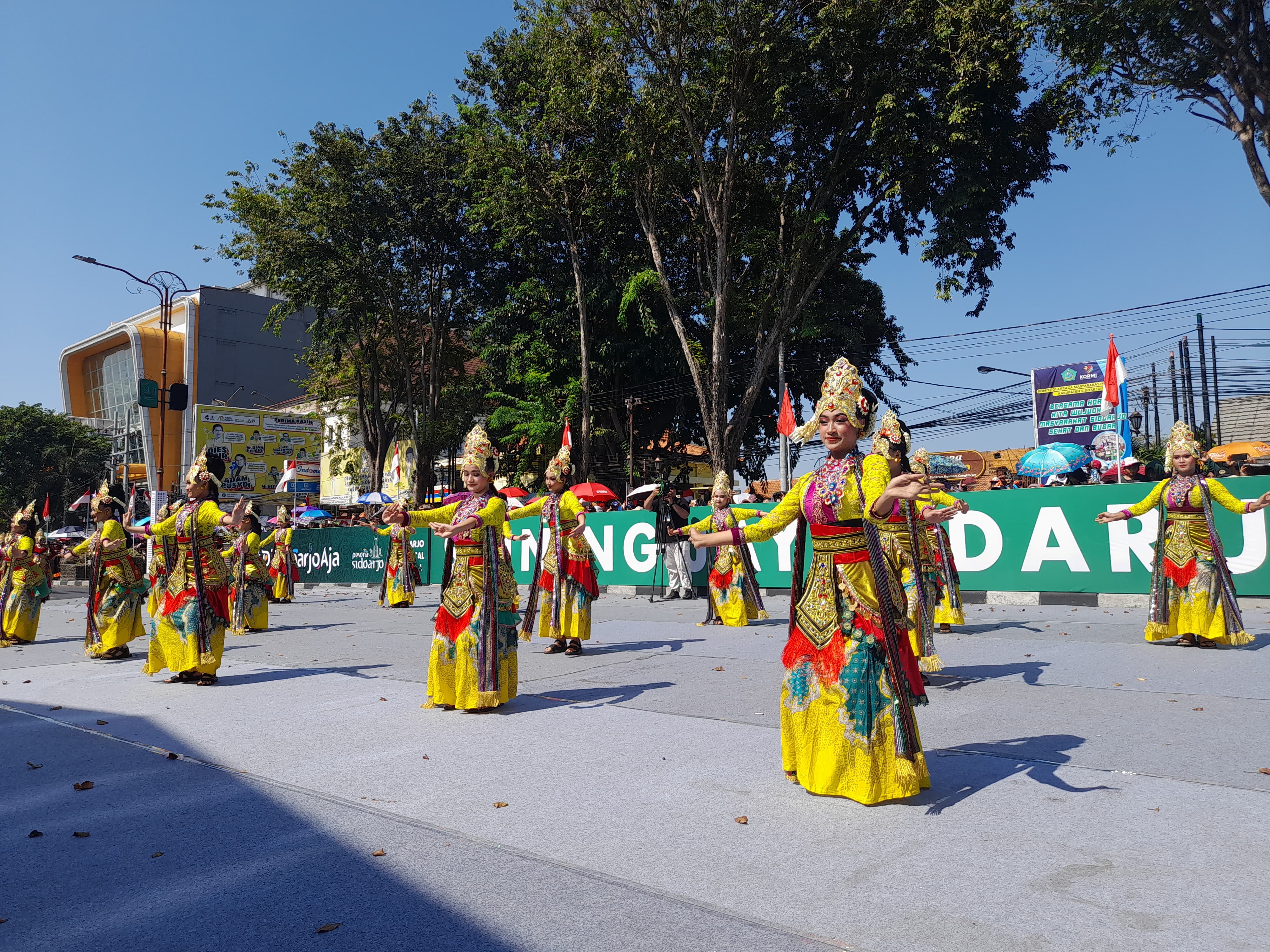 RAMAI : Salah satu pertunjukkan di Karnaval Shining Jayandaru, Sidoarjo. (M SAIFUL ROHMAN/RADAR SIDOARJO)