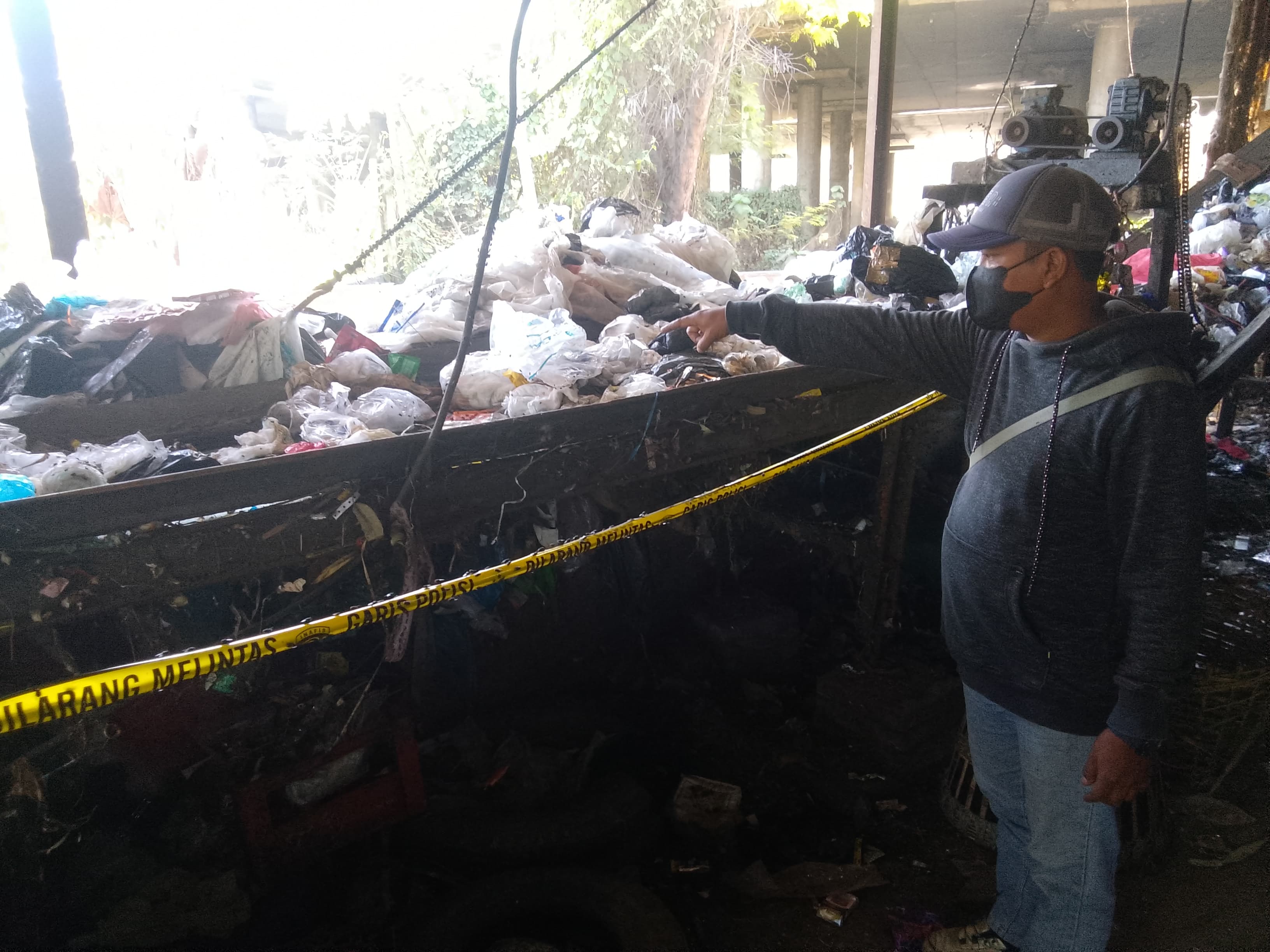 TEGA : Lokasi ditemukannya mayat bayi laki-laki di TPS Waru, Sidoarjo. (DIKY PUTRA SANSIRI/RADAR SIDOARJO)