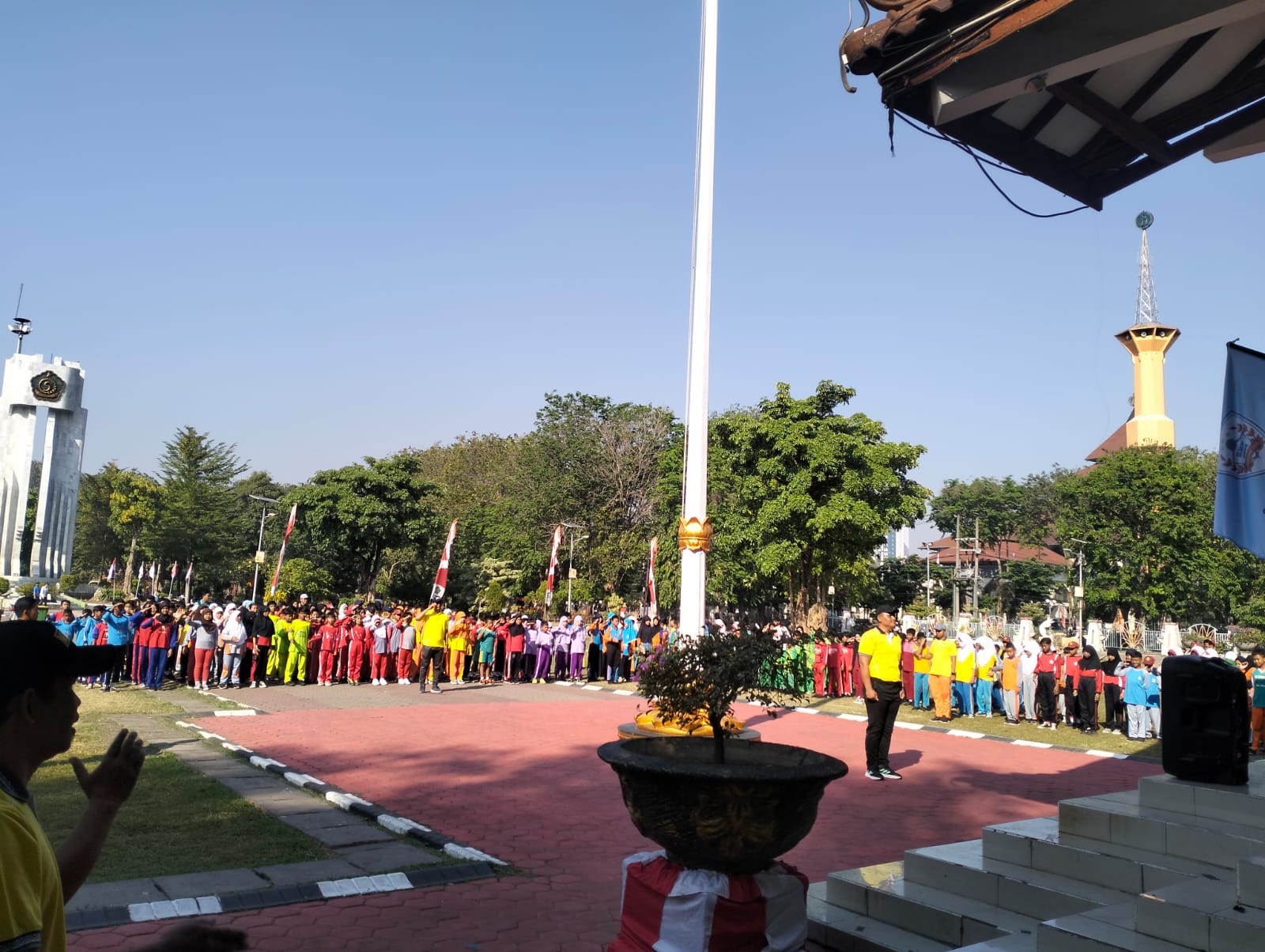 SEMANGAT : Upacara pembukaan lomba oleh Kelompok Kerja Guru (KKG) Pendidikan Jasmani dan Kesehatan (PJOK) Kecamatan Sidoarjo dalam peringatan HUT Republik Indonesia ke-79. (ANAS/RADAR SIDOARJO)