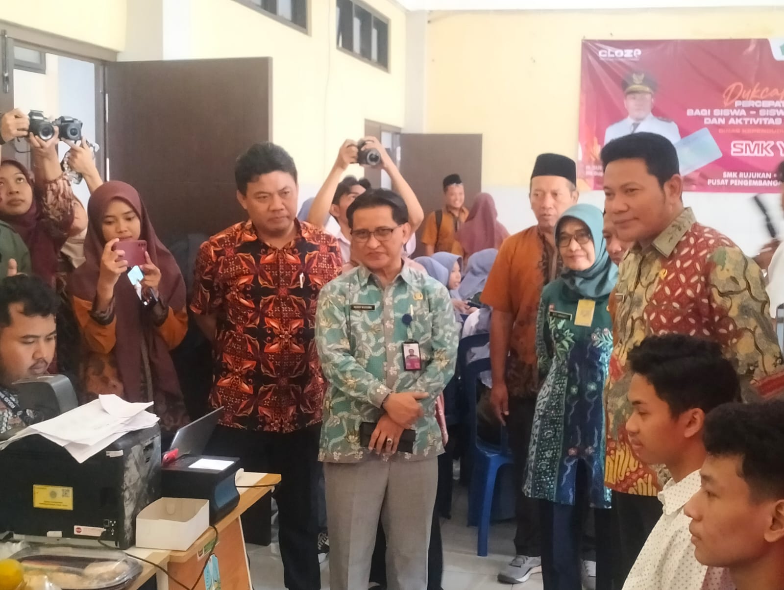 MENDUKUNG : Plt Bupati Sidoarjo H. Subandi saat meninjau lokasi pembuatan e-KTP di SMK YPM 8 Sidoarjo. (ANAS/RADAR SIDOARJO)