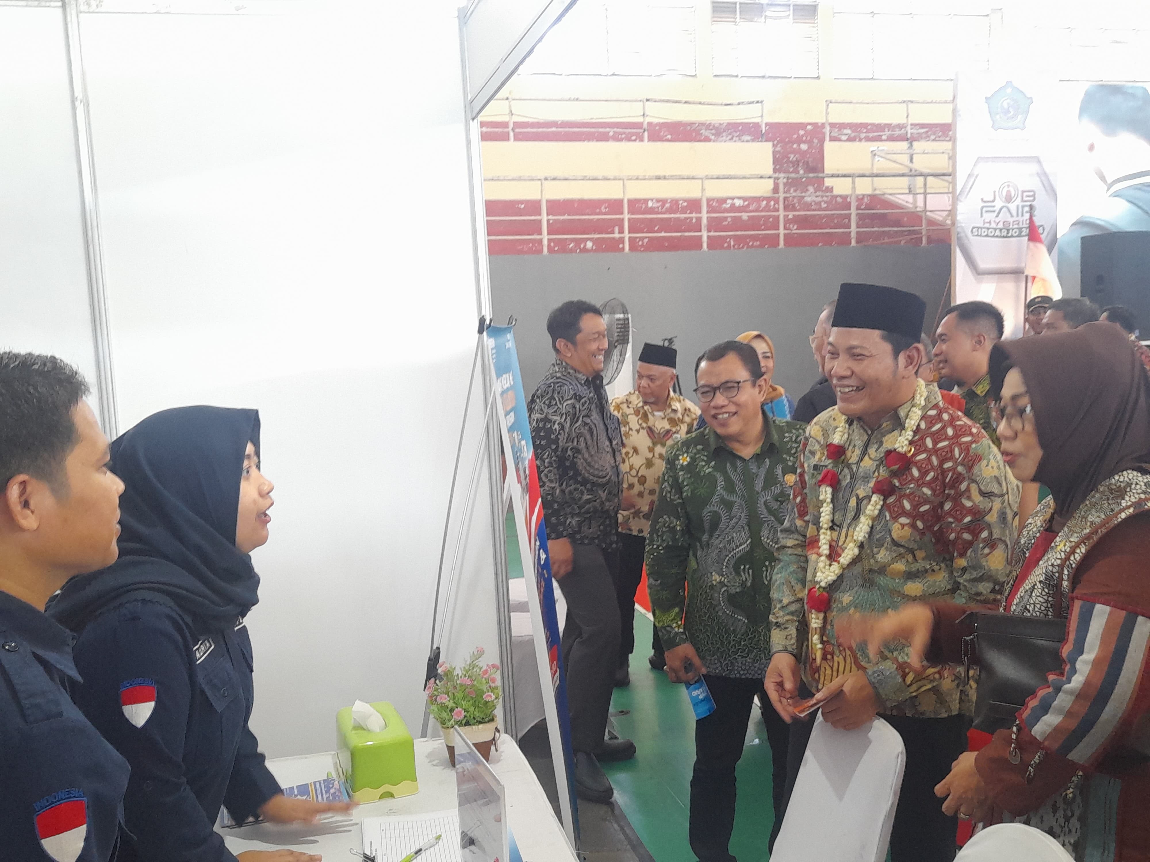 KESEMPATAN : Plt Bupati Sidoarjo Subandi saat memantau penyedia lowongan kerja. (M SAIFUL ROHMAN/RADAR SIDOARJO)