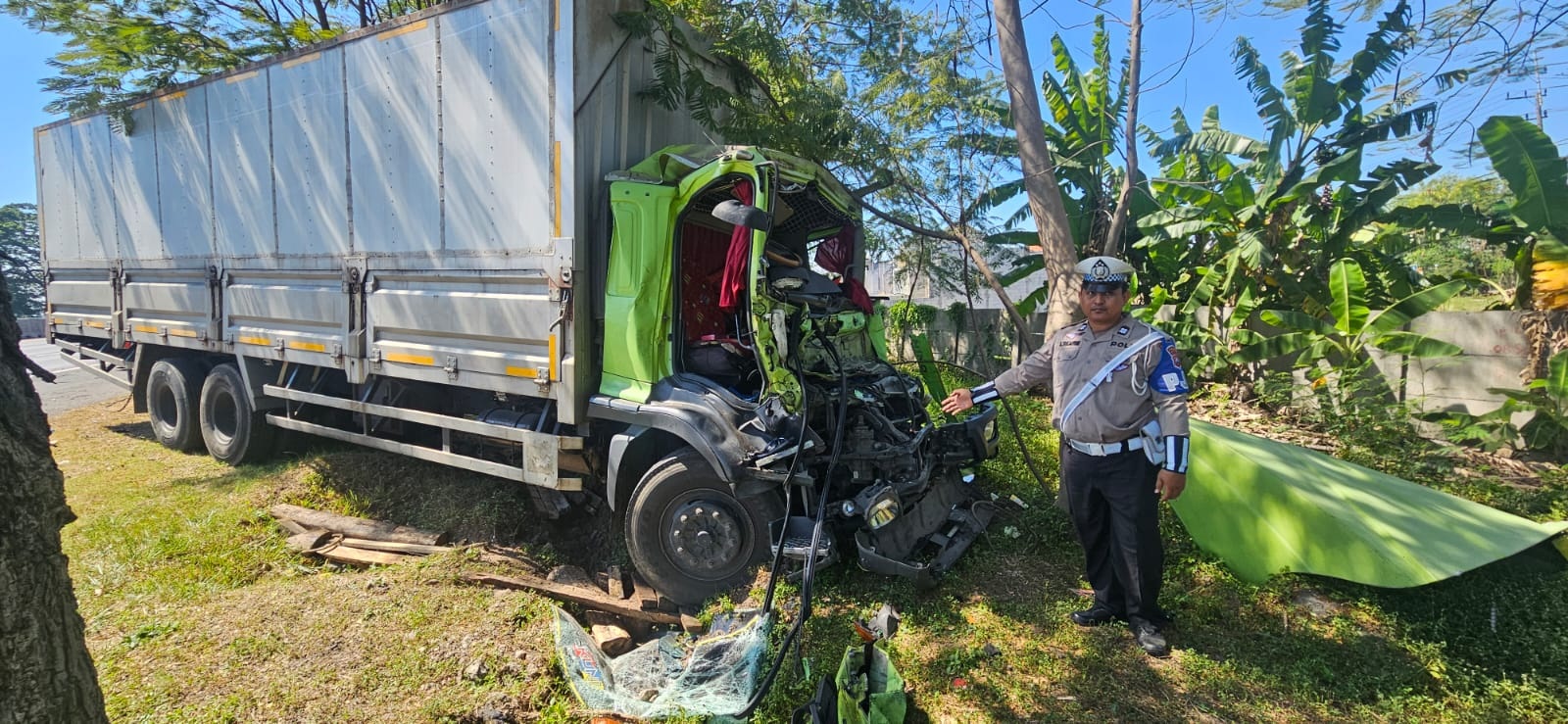 RINGSEK PARAH : Kondisi truk usai mengalami kecelakaan di ruas Tol Sidoarjo arah Porong, Selasa (20/8) siang. (IST)