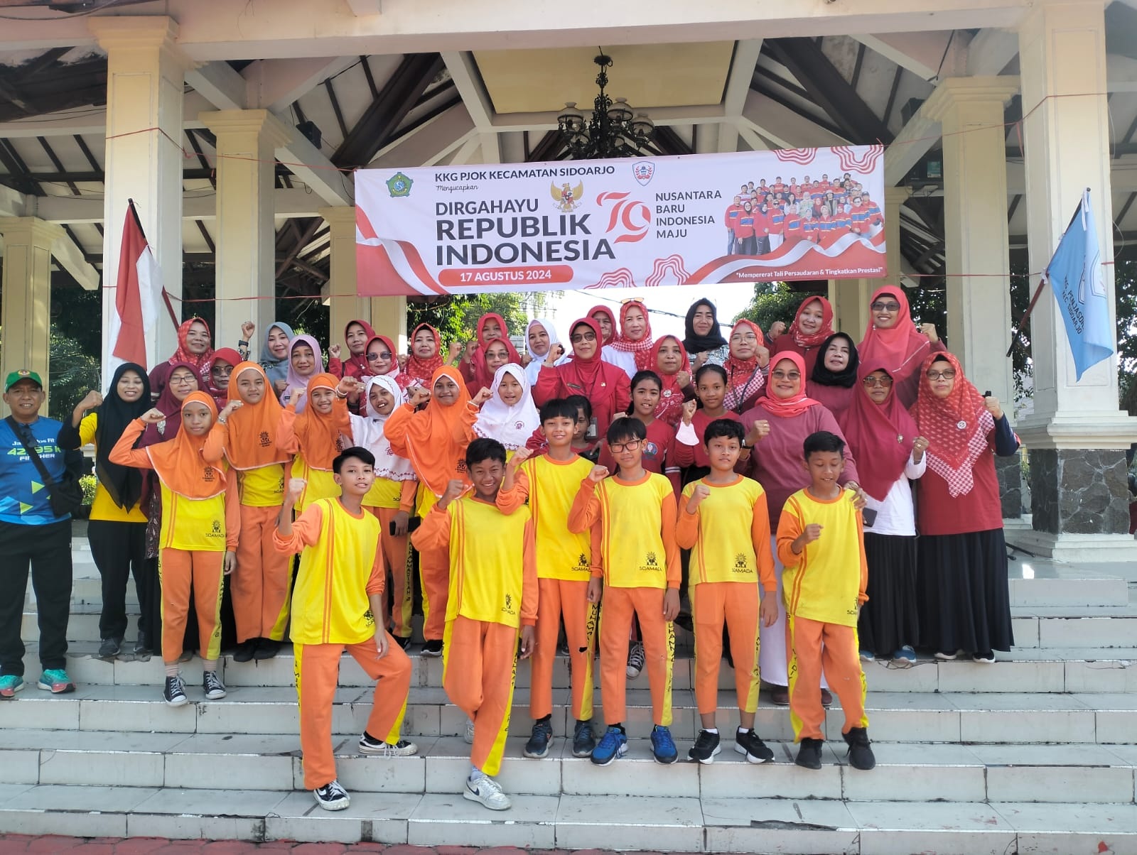 KOMPAK: Para siswa dan Kelompok Kerja Guru (KKG) Pendidikan Jasmani Olahraga dan Kesehatan (PJOK) Kecamatan Sidoarjo foto bersama. (ANAS/RADAR SIDOARJO)