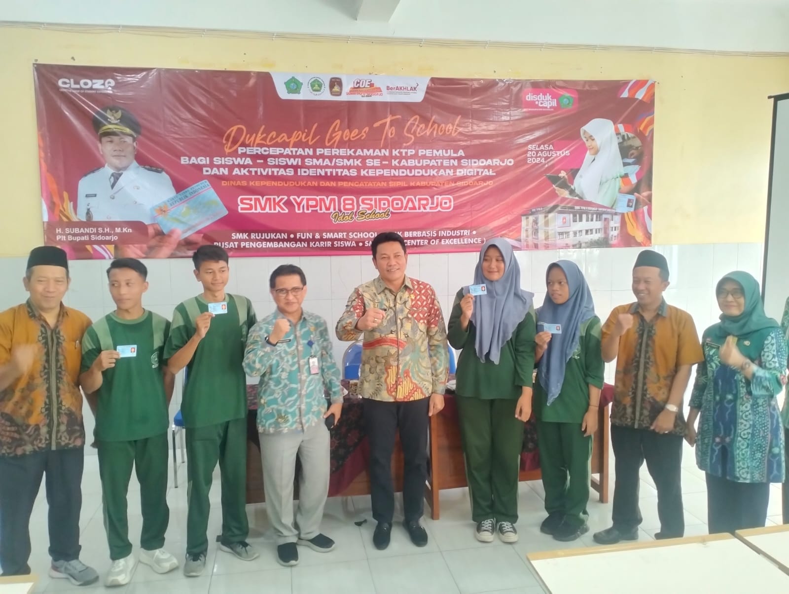 KOORDINASI : Wakil Kepala Kurikulum SMK YPM 8 Sidoarjo, Afthoni, S.T., M.M (dua dari kanan) dan Plt Bupati Sidoarjo Subandi foto bersama dengan para siswa. (ANAS/RADAR SIDOARJO)