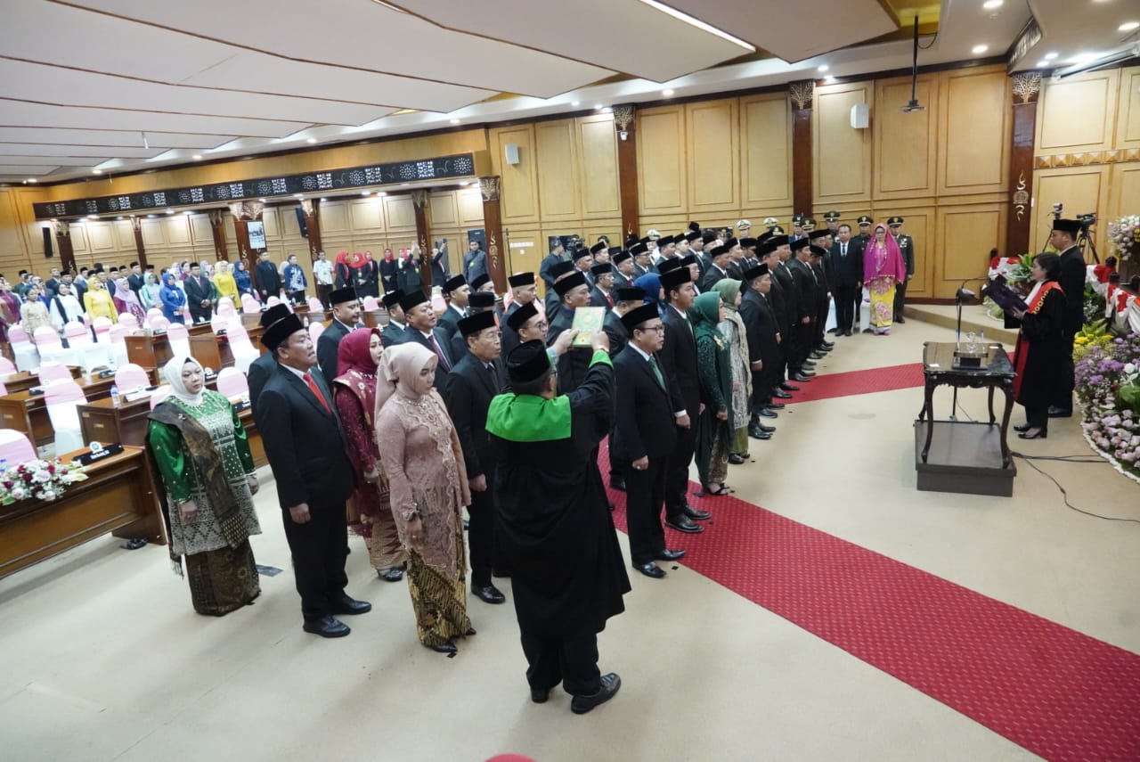 KHIDMAT : Proses pengambilan sumpah jabatan anggota DPRD Sidoarjo periode 2024-2029.