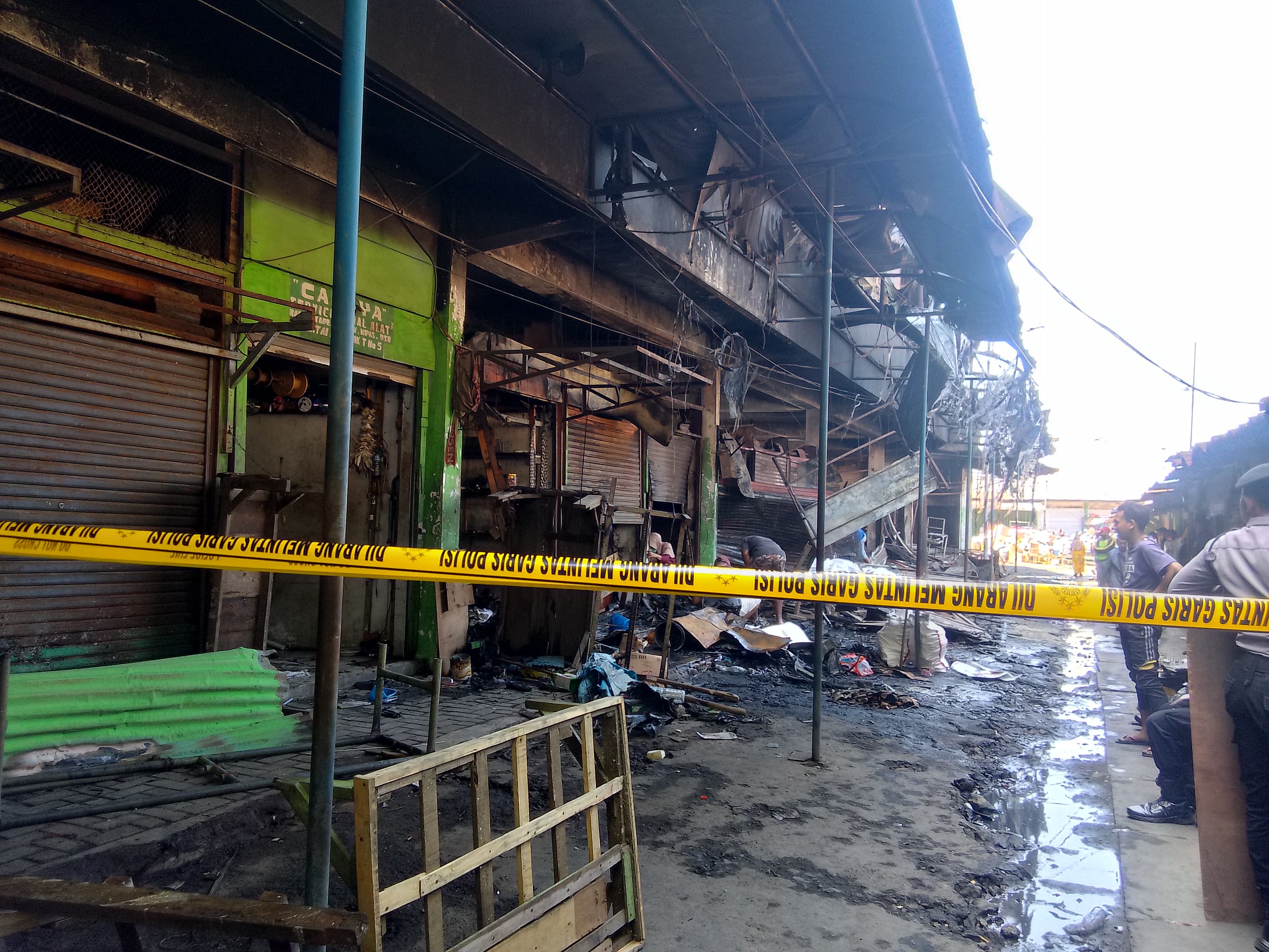 LUDES: Para pedagang mengevakuasi barang dagangan. (DIKY PUTRA SANSIRI/RADAR SIDOARJO)