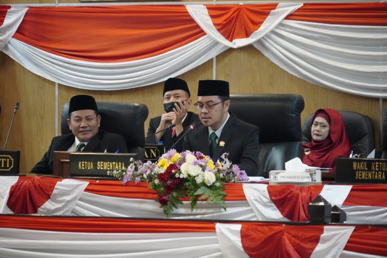 PIMPINAN : Ketua sementara DPRD Sidoarjo Abdillah Nasih usai pengambilan sumpah jabatan anggota DPRD Sidoarjo. (IST)  &nbsp;