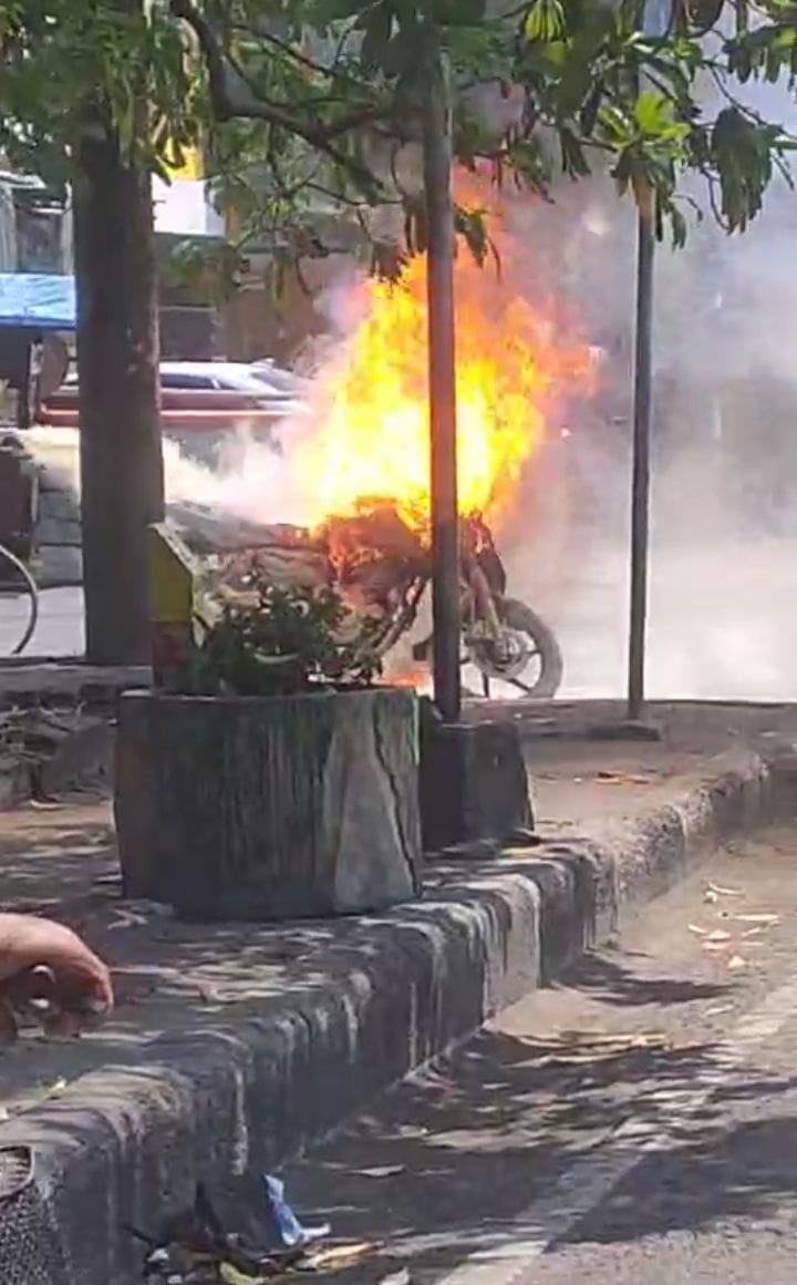 MEMBARA : Kondisi motor saat terbakar, Kamis (22/8). (IST)