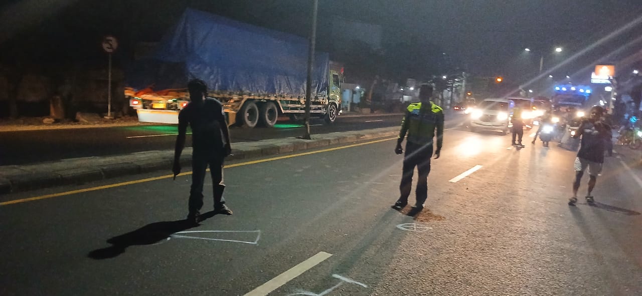 NAHAS : Polisi olah TKP di Jalan Raya Gilang, Taman, Kamis (22/8) dini hari. (IST)