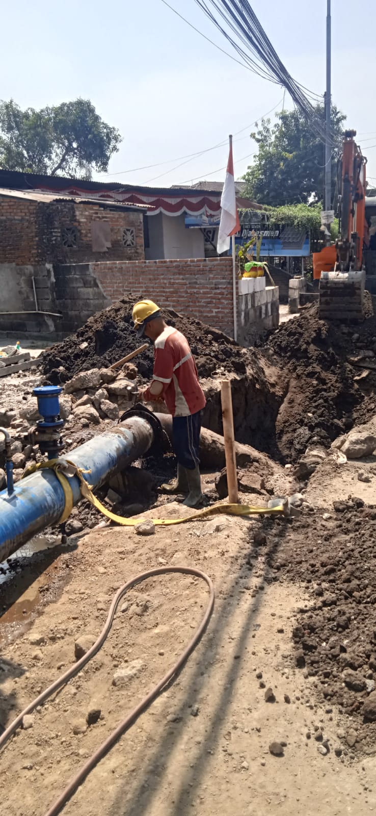 LAYANAN TERGANGGU: Proses penggeseran dan peningguan pipa PDAM Sidoarjo di Desa Banjarsari. (IST)