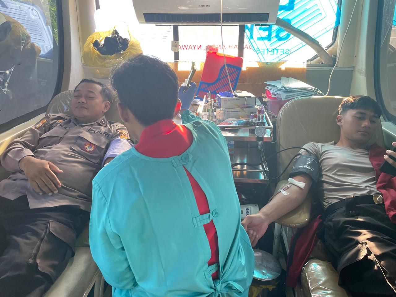 PEDULI : Anggota polisi mendonorkan darahnya di Bus Donor Darah PMI Sidoarjo yang terparkir di depan GOR Kota Delta. (M SAIFUL ROHMAN/RADAR SIDOARJO)