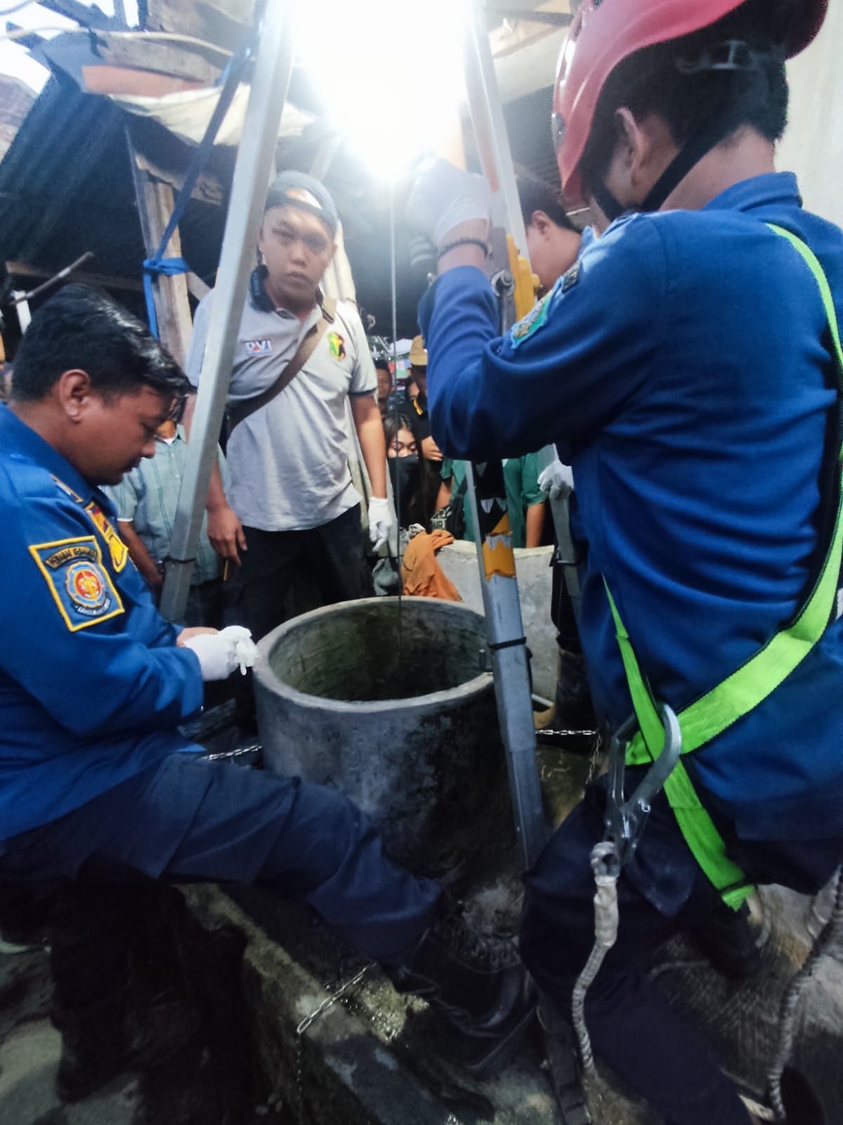 TRAGIS : Proses evakuasi jenazah Ratna yang ditemukan di dalam sumur kos-kosan, Jumat (23/8). (DIKY PUTRA SANSIRI/RADAR SIDOARJO)