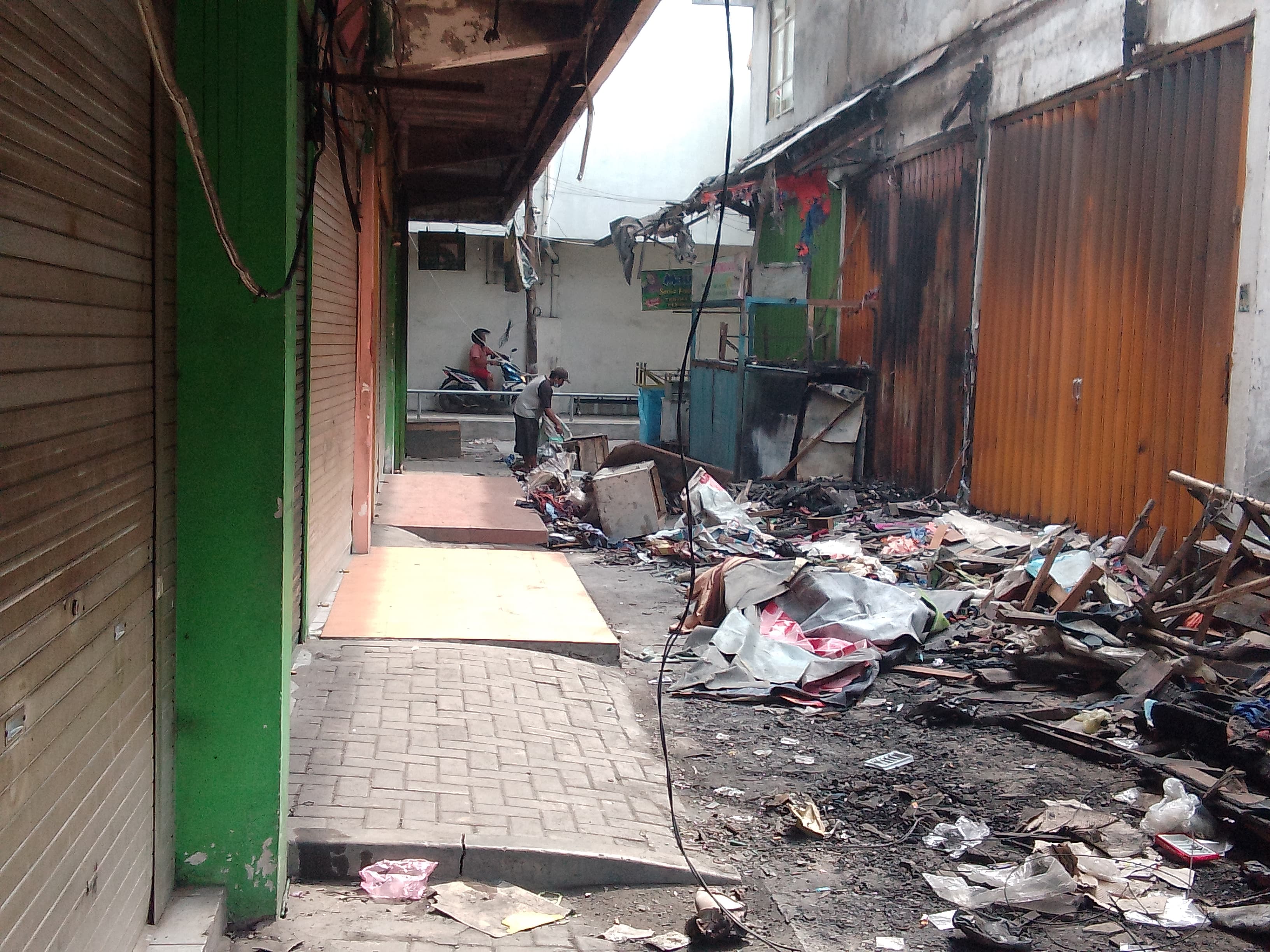 LUDES : Kondisi Pasar Krian usai terbakar hebat. (DIKY SANSIRI/RADAR SIDOARJO)