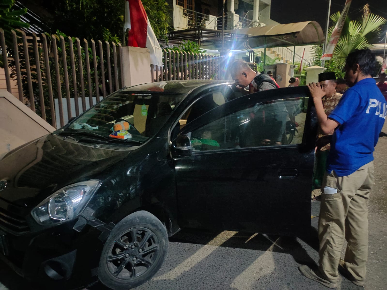NAHAS : Kondisi jenazah sopir taksi online di dalam mobil saat akan dievakuasi, Kamis (22/8). (IST)