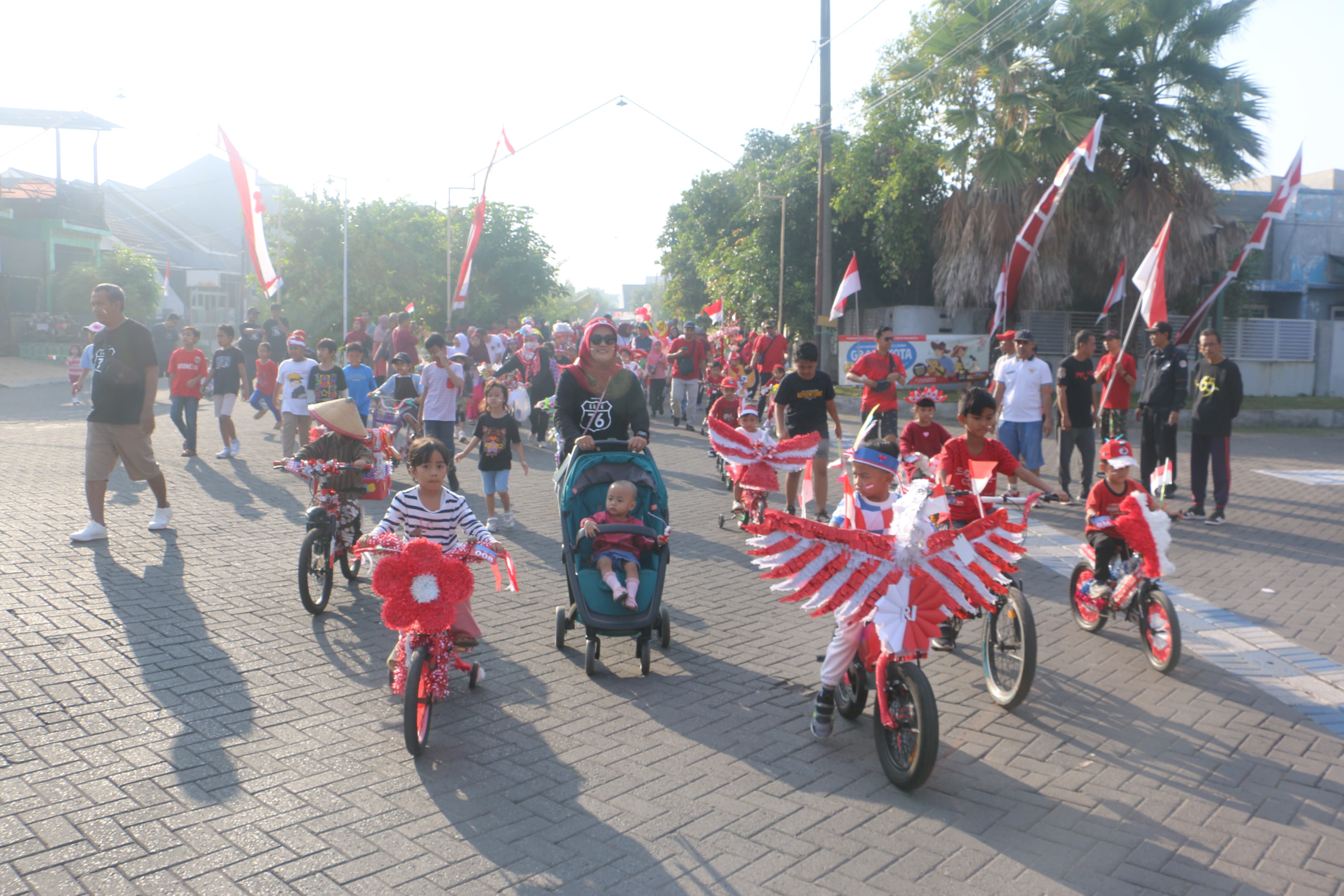 SEMANGAT : Warga perumahan Graha kota Blok Cluster C,RT-76 RW-12 sangat antusias mengikuti jalan sehat.