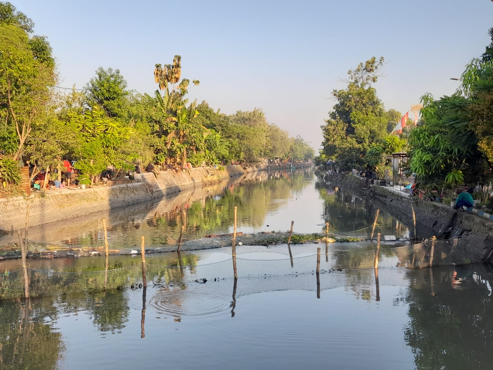 Semarak : Ratusan mancing mania mengadu skil di sungai Desa Boro Tanggulangin Sidoarjo demi merebut hadiah total Rp 100 juta dslam lomba mancing.