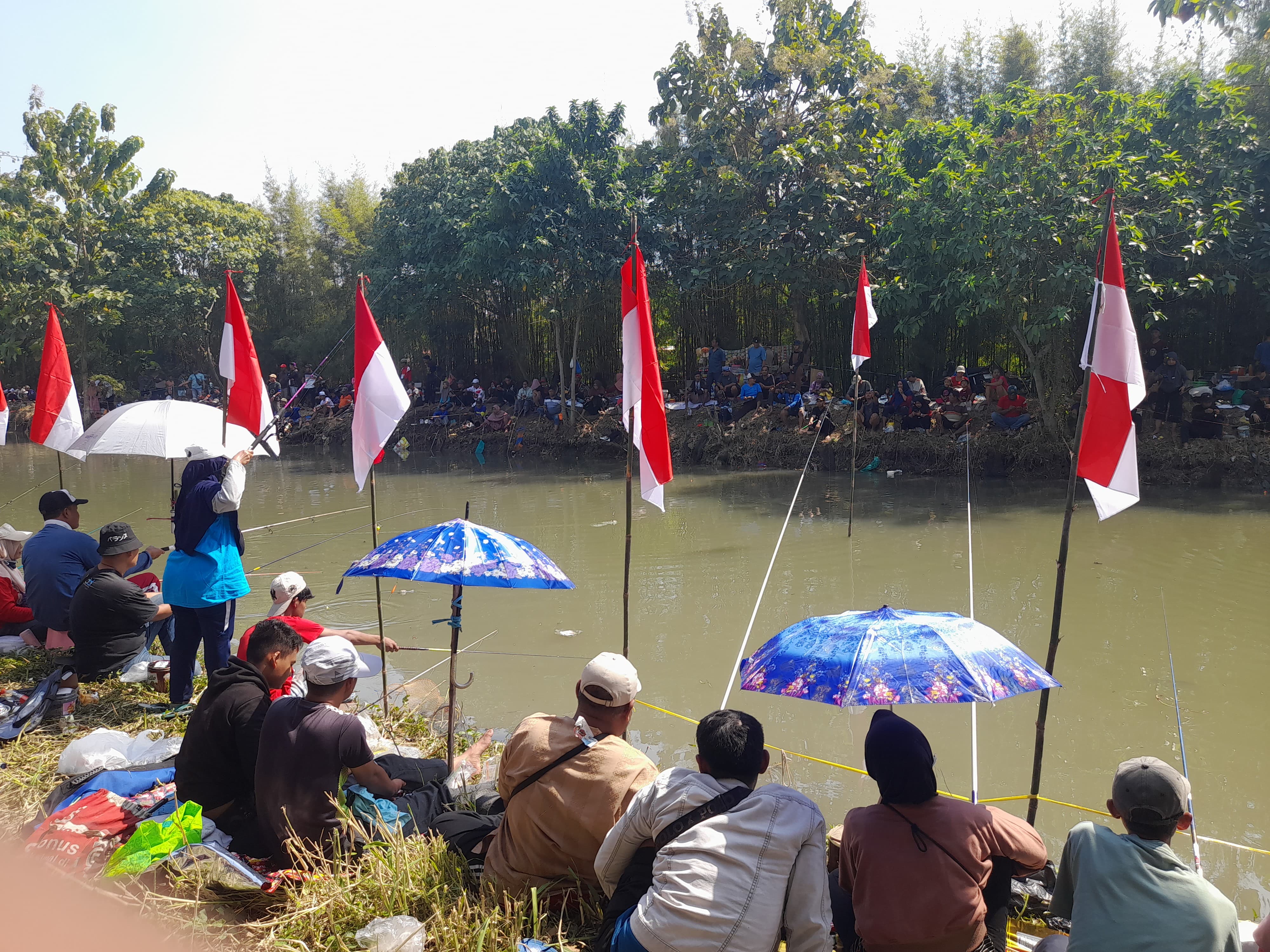 SEMARAK : Warga terlihat sangat antusias mengikuti lomba mancing di Desa Boro. (M SAIFUL ROHMAN/RADAR SIDOARJO)