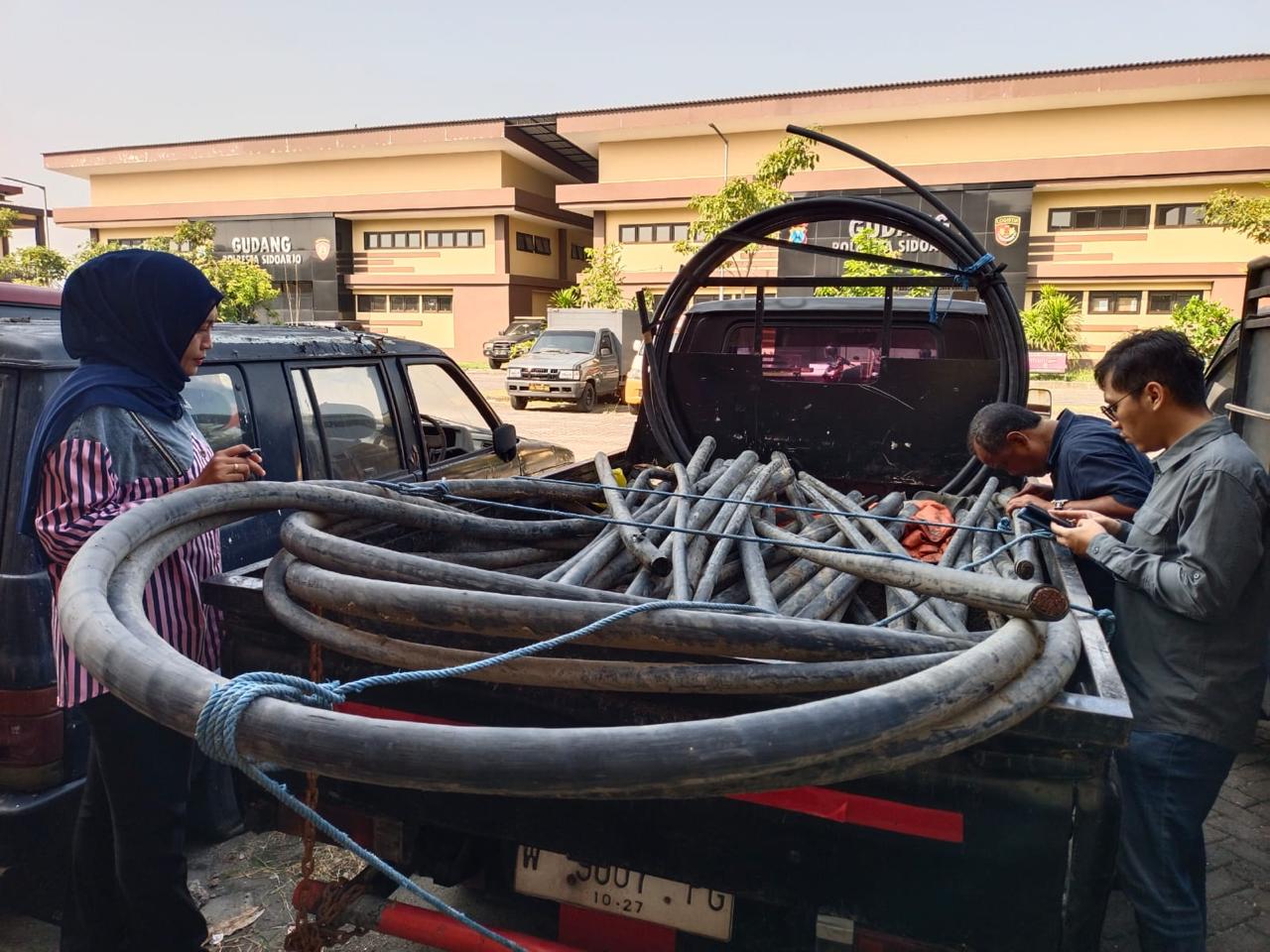 BARANG BUKTI : Pikap dan kabel ketika diamankan di Mako Polresta Sidoarjo. (IST)