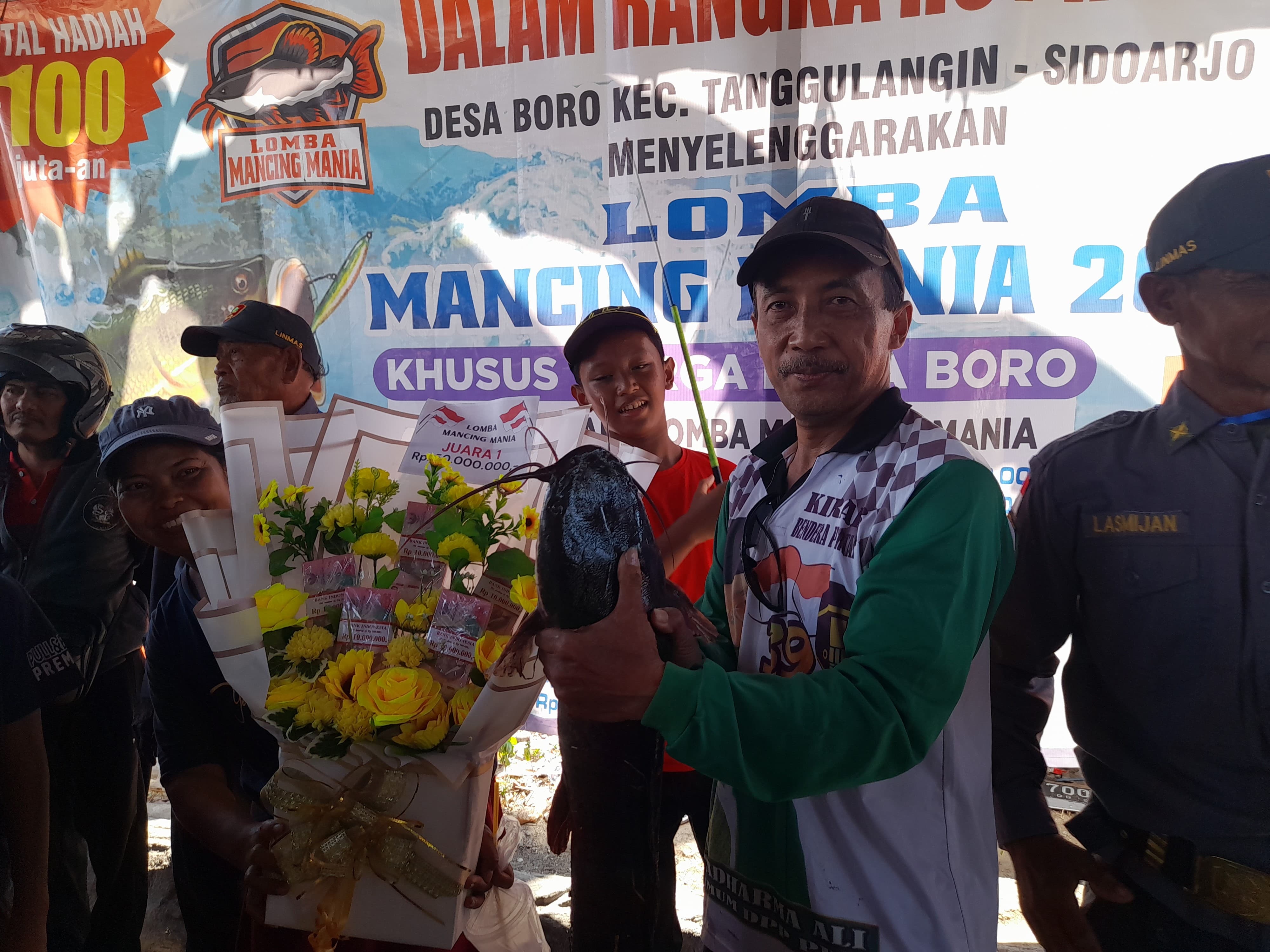 JUMBO : Hari Purnomo menunjukkan lele yang dipancingnya. (M SAIFUL ROHMAN/RADAR SIDOARJO)