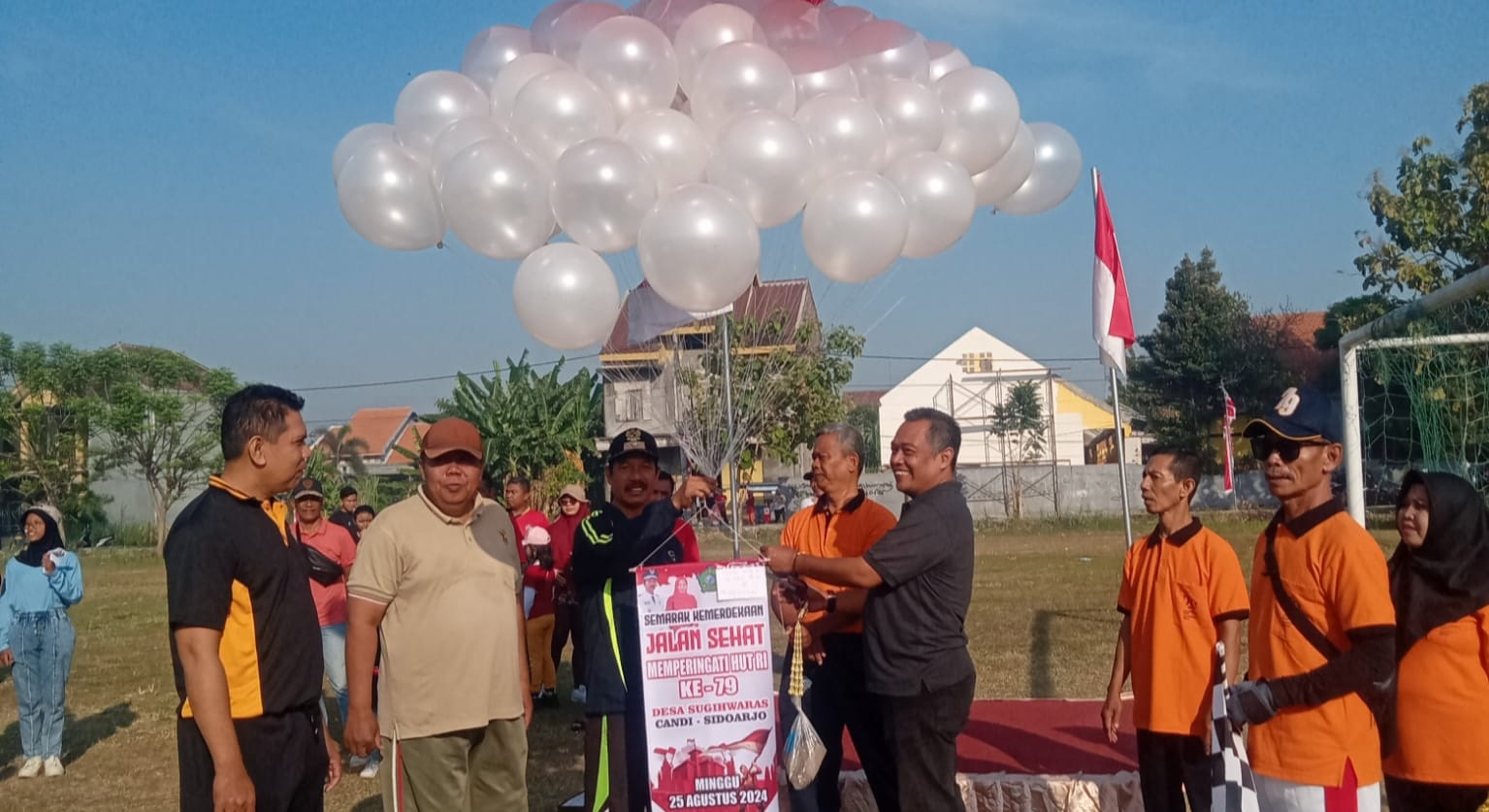 SEMARAK : Panitia saat memberangkatkan peserta jalan sehat. (M SAIFUL ROHMAN/RADAR SIDOARJO)
