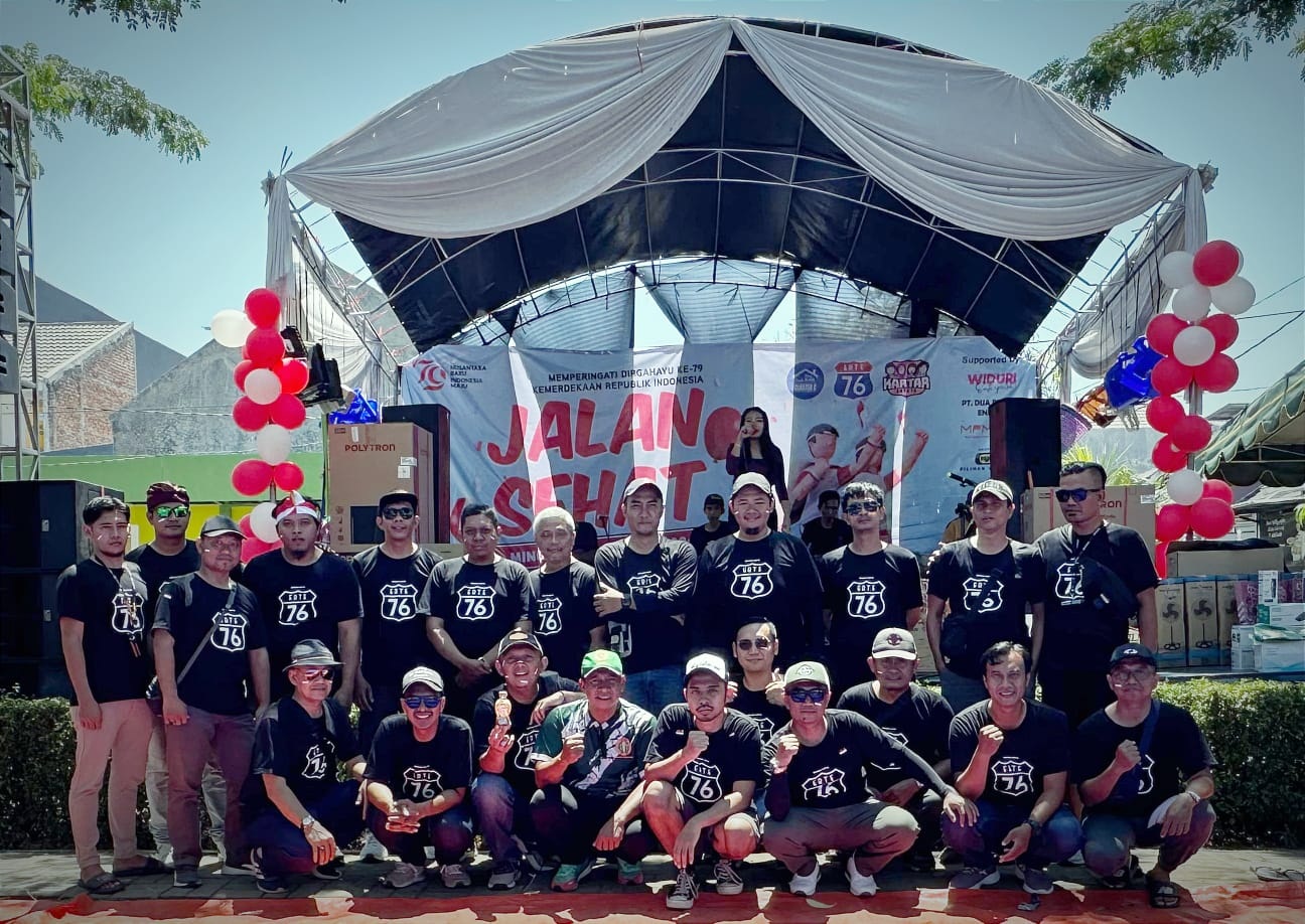 KOMPAK : Para panitia saat foto bersama. (ANAS/RADAR SIDOARJO)