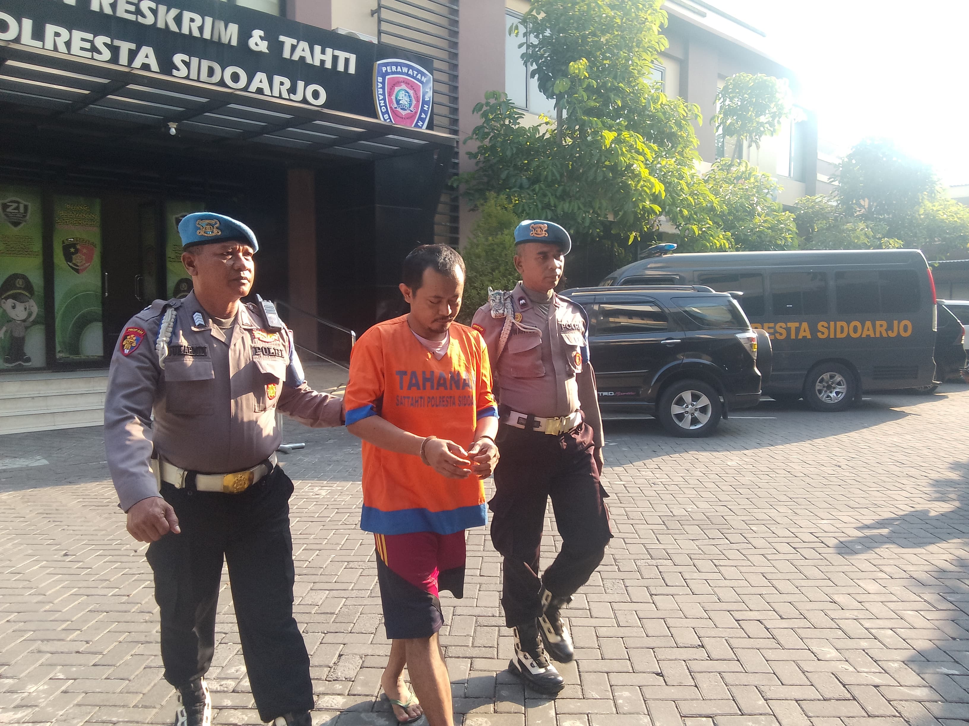DIKELER : Cristerio Dimi Zebaoth berada di Mako Polresta Sidoarjo, Senin (26/8). (DIKY PUTRA SANSIRI/RADAR SIDOARJO)