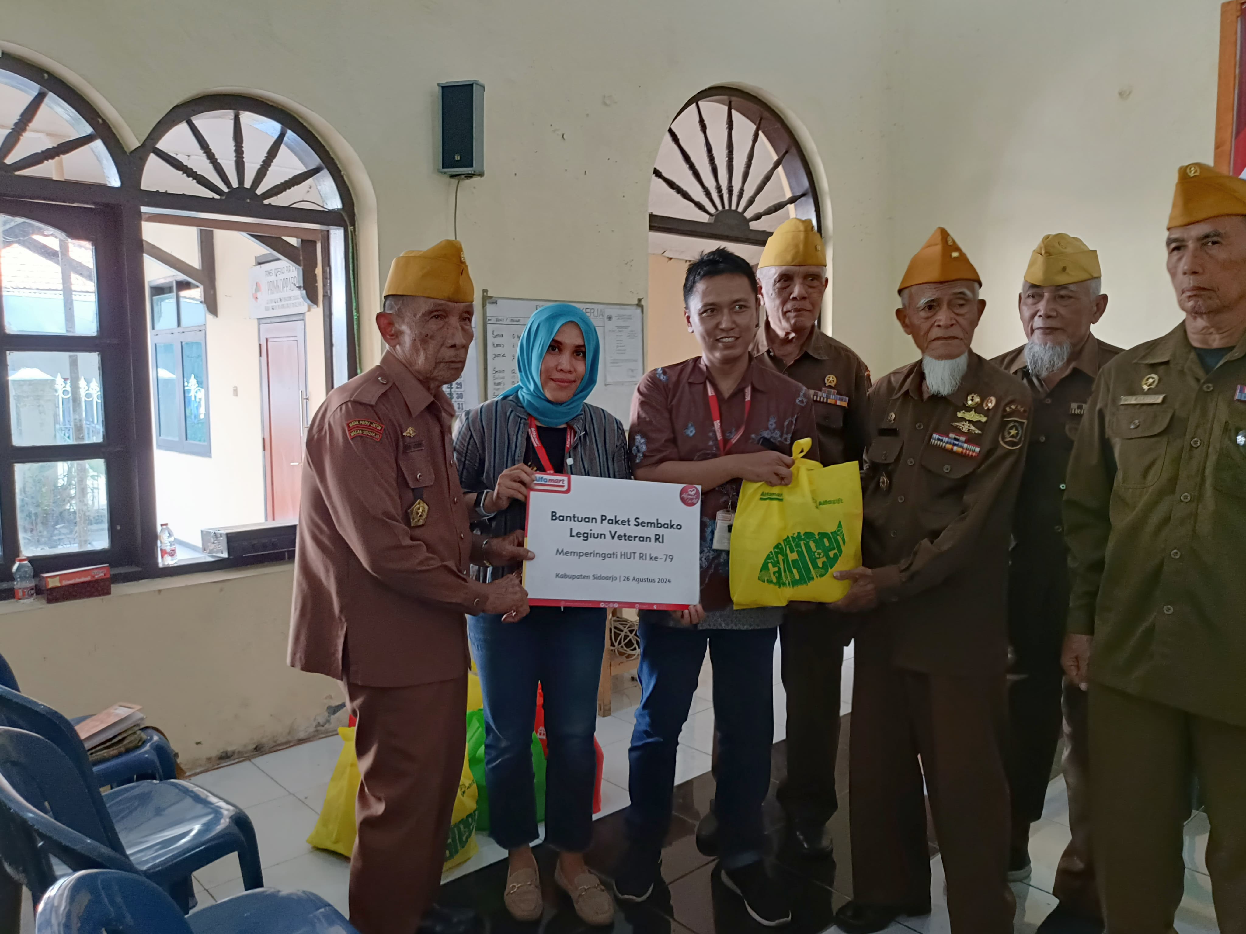 PEDULI : Ame Dwi Pramesti, Corporate Communication Alfamart&nbsp;membagikan puluhan paket sembako kepada anggota Legiun Veteran RI (LVRI) Cabang Sidoarjo.