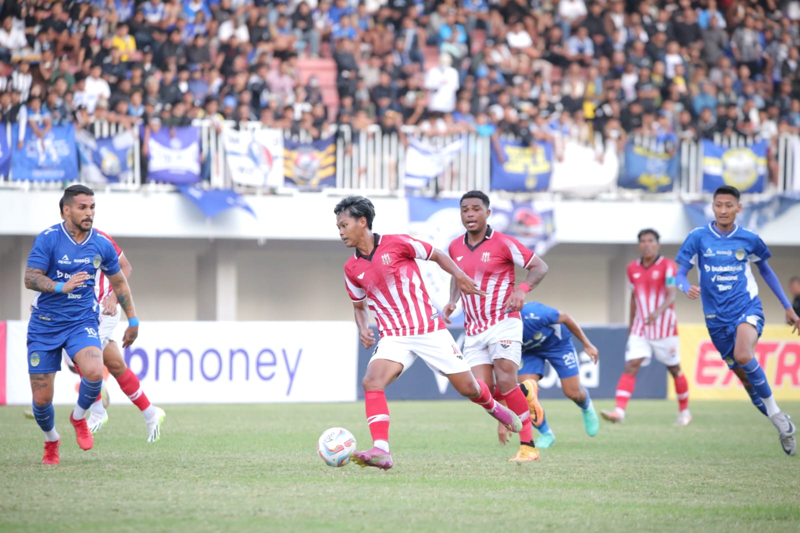 PERFORMA : Deltras Sidoarjo (merah) saat uji coba melawan PSIM Yogjakarta di Stadion Mandala Krida. (IST)