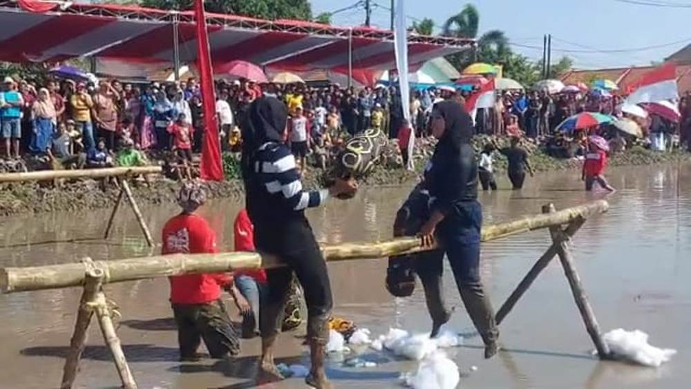 MERIAH : Suasana lomba kepruk guling di Desa Boro tahun lalu.