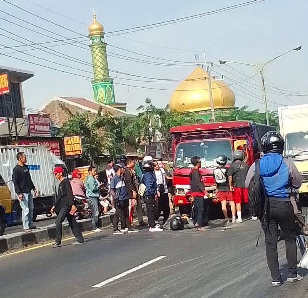 TERKAPAR : Kondisi beberapa korban usai diseruduk dump truk di Taman, Selasa (27/8). (IST)