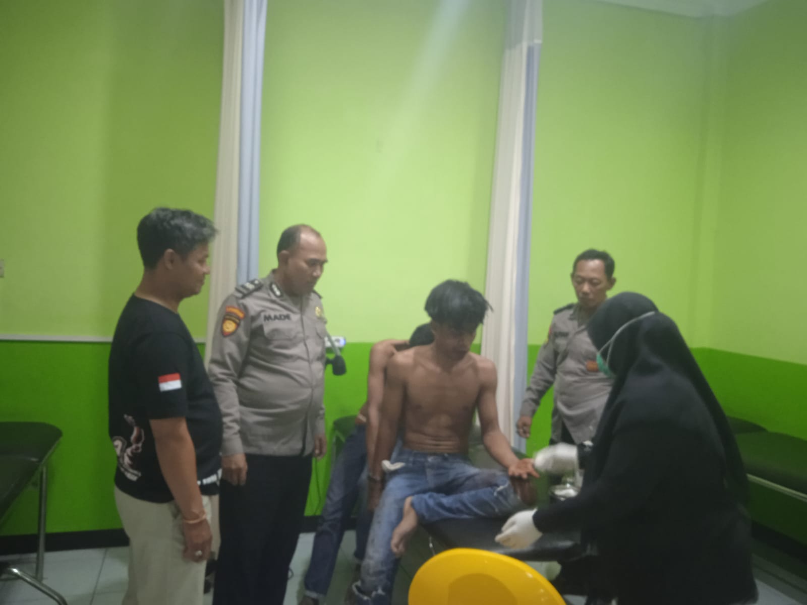 DIOBATI : Terduga pelaku pencurian motor usai dihajar massa. (IST)