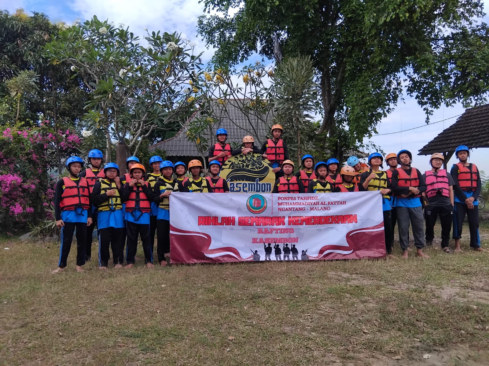 KOMPAK : Foto bersama Pondok Pesantren Tahfidz Muhammadiyah Al Fattah Ngantang Malang gelar Rafting di Kasembon.