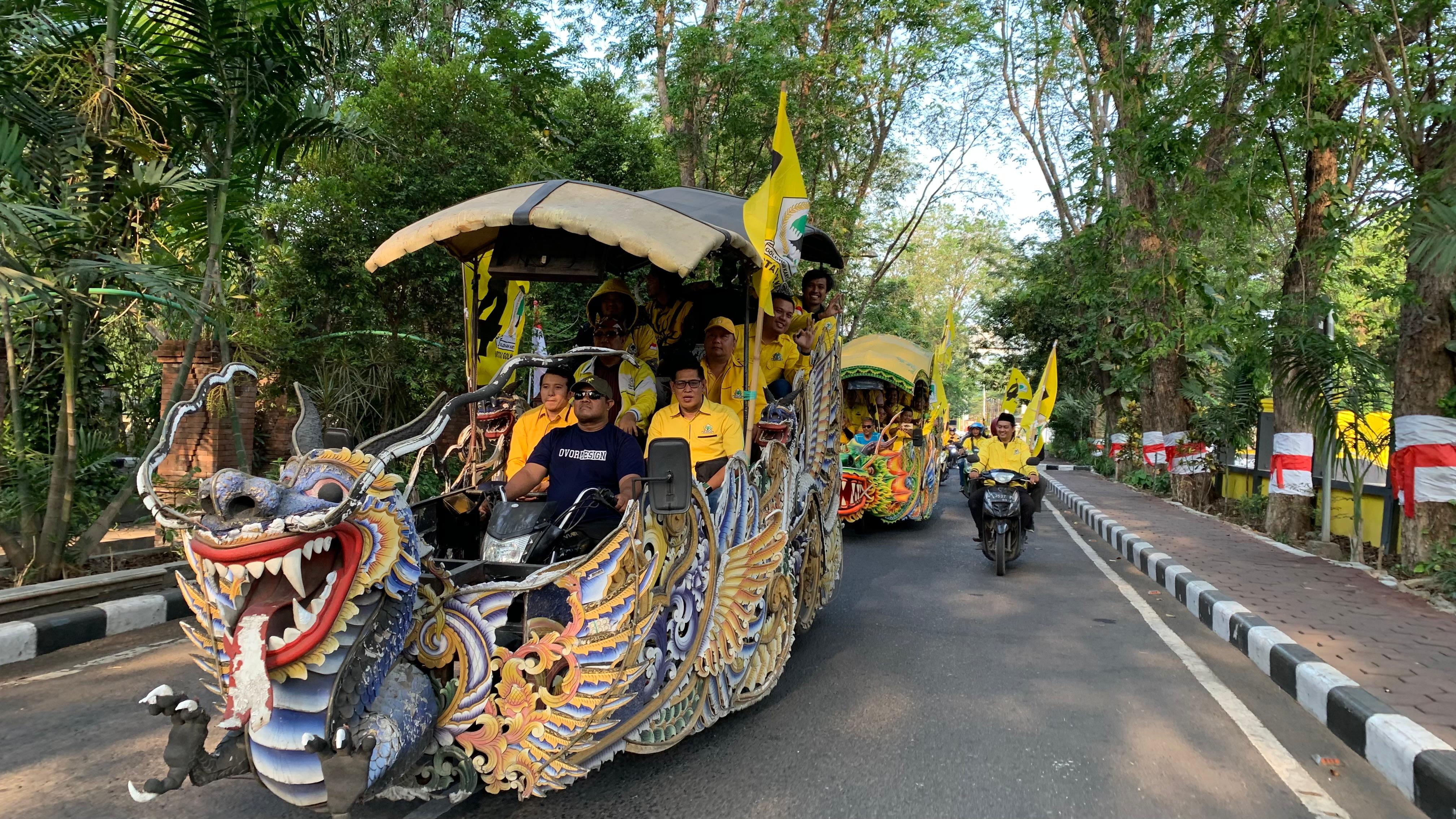 KOMPAK : Kader Golkar naik kereta kencana mendukung Subandi-Mimik Idayana ke KPU Sidoarjo.