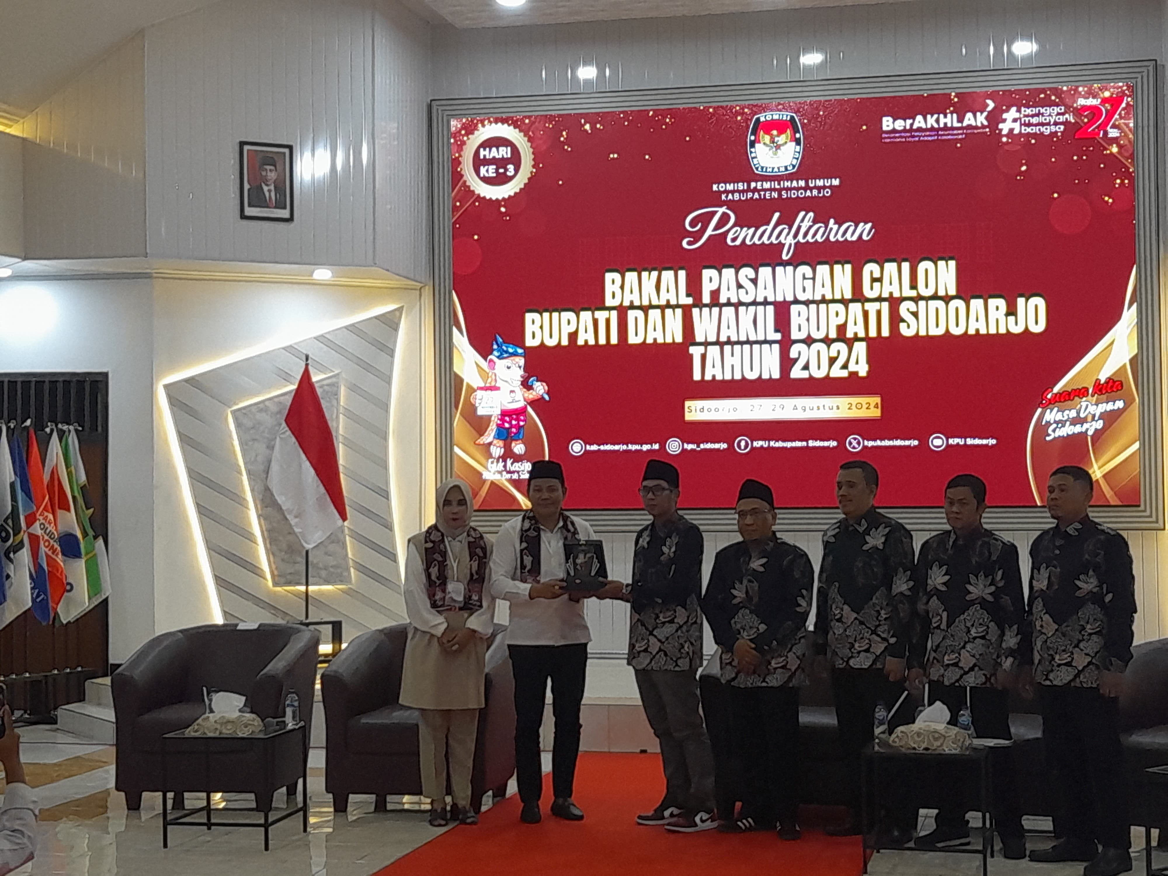 KOMITMEN: Momen Subandi-Mimik Idayana saat mendaftarkan diri ke KPU Sidoarjo. (M SAIFUL ROHMAN/RADAR SIDOARJO)
