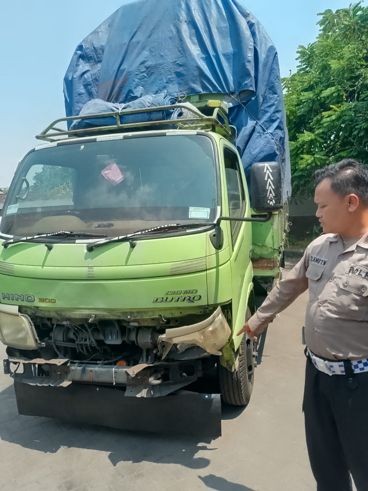 OLAH TKP : Kondisi truk usai terlibat kecelakaan di Balongbendo, Kamis (29/8). (IST)