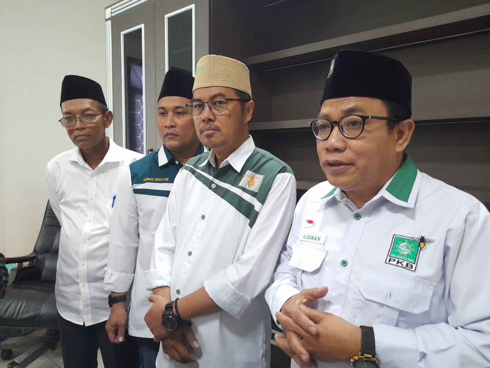 BERI PENJELASAN : Plt Ketua DPC PKB Sidoarjo Abdillah Nasih (dua dari kanan) ditemani Wakil Ketua DPC PKB Sidoarjo, Usman (kanan) (M SAIFUL ROHMAN/RADAR SIDOARJO)