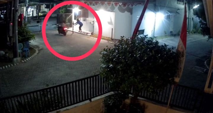 NEKAT : Pelaku pencurian burung ditangkap sekuriti di Taman, Rabu (14/8). (IST)