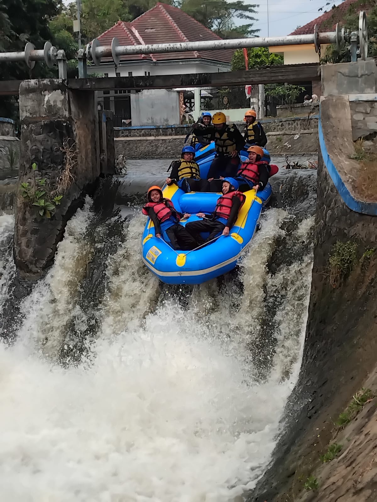 SERU: Kegiatan rafting menjelajahi arus Sungai Kesambon oleh Pondok Pesantren Tahfidz Muhammadiyah Al Fattah Ngantang. (ANAS/RADAR SIDOARJO)