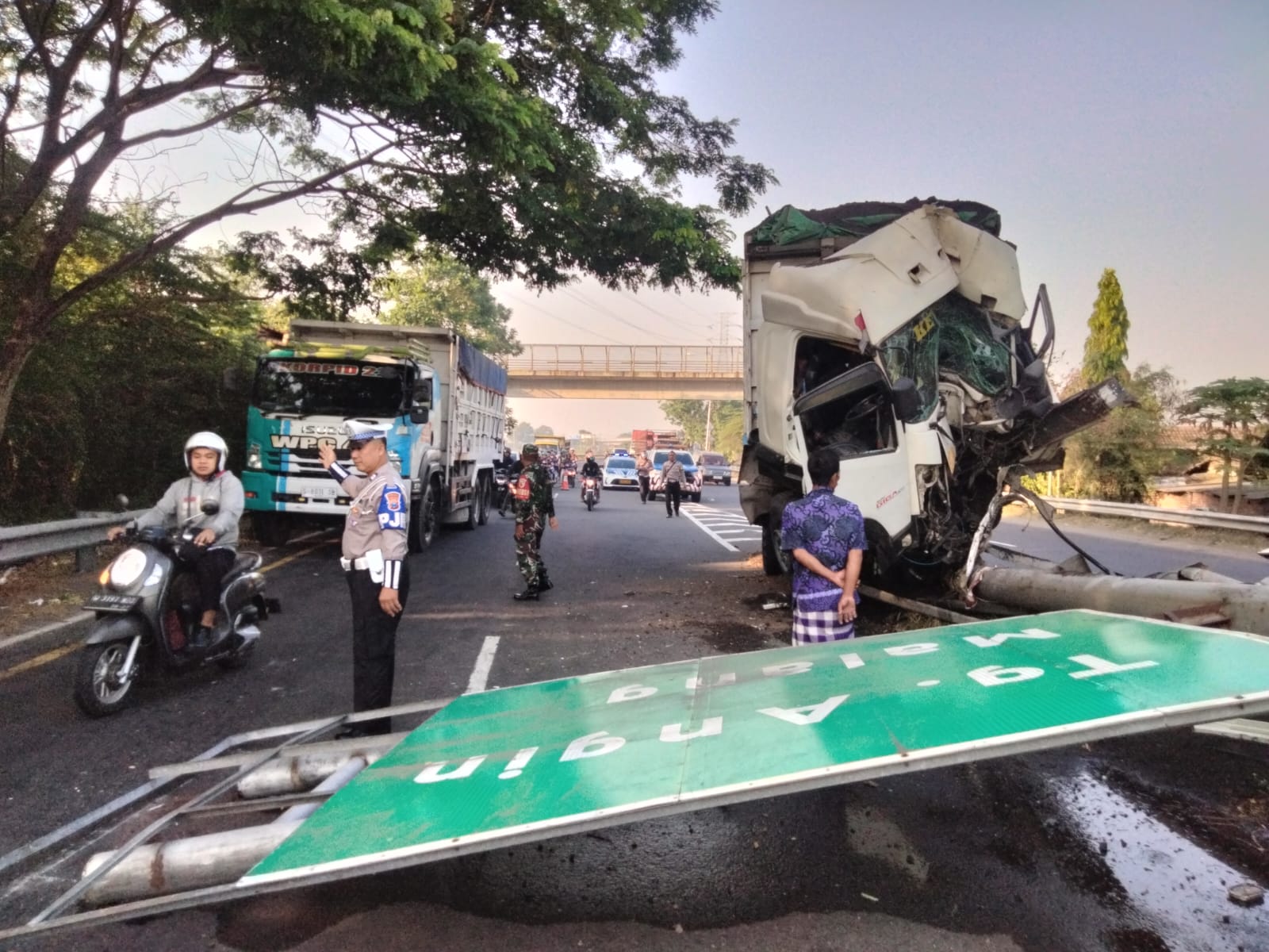 RINGSEK PARAH : Kondisi dump truk usai mengalami kecelakaan tunggal di Sidoarjo, Jumat (30/8). (IST)  &nbsp;