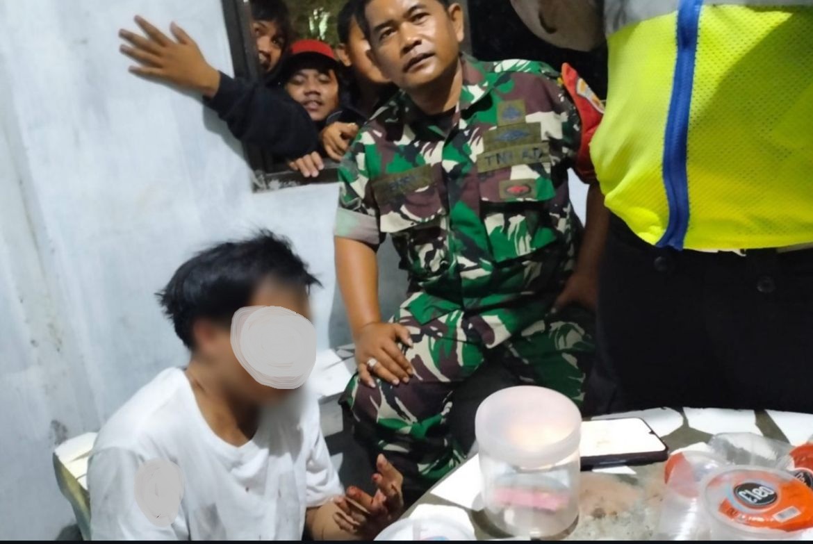 BONYOK : Pelaku jambret HP berhasil ditangkap warga di Sidoarjo, Kamis (29/8) malam. (IST)